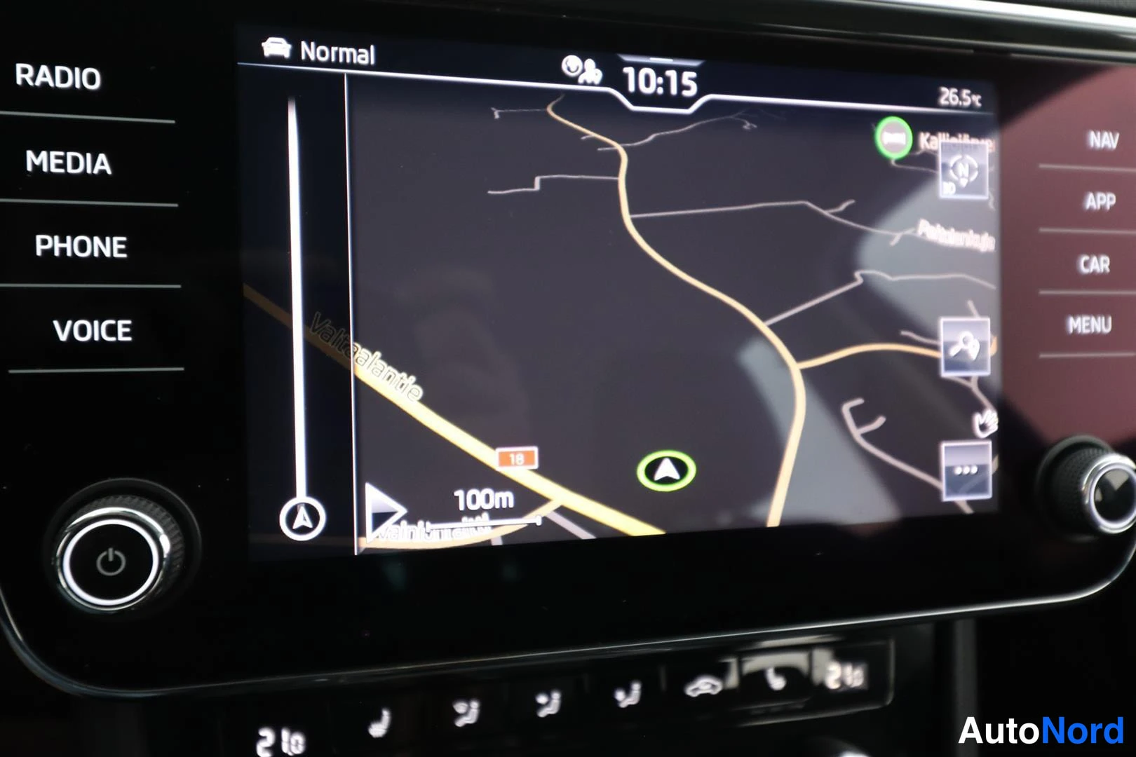 Muu: Infotainment-näyttö, joka näyttää navigointikartan ja viestinnän palkin.