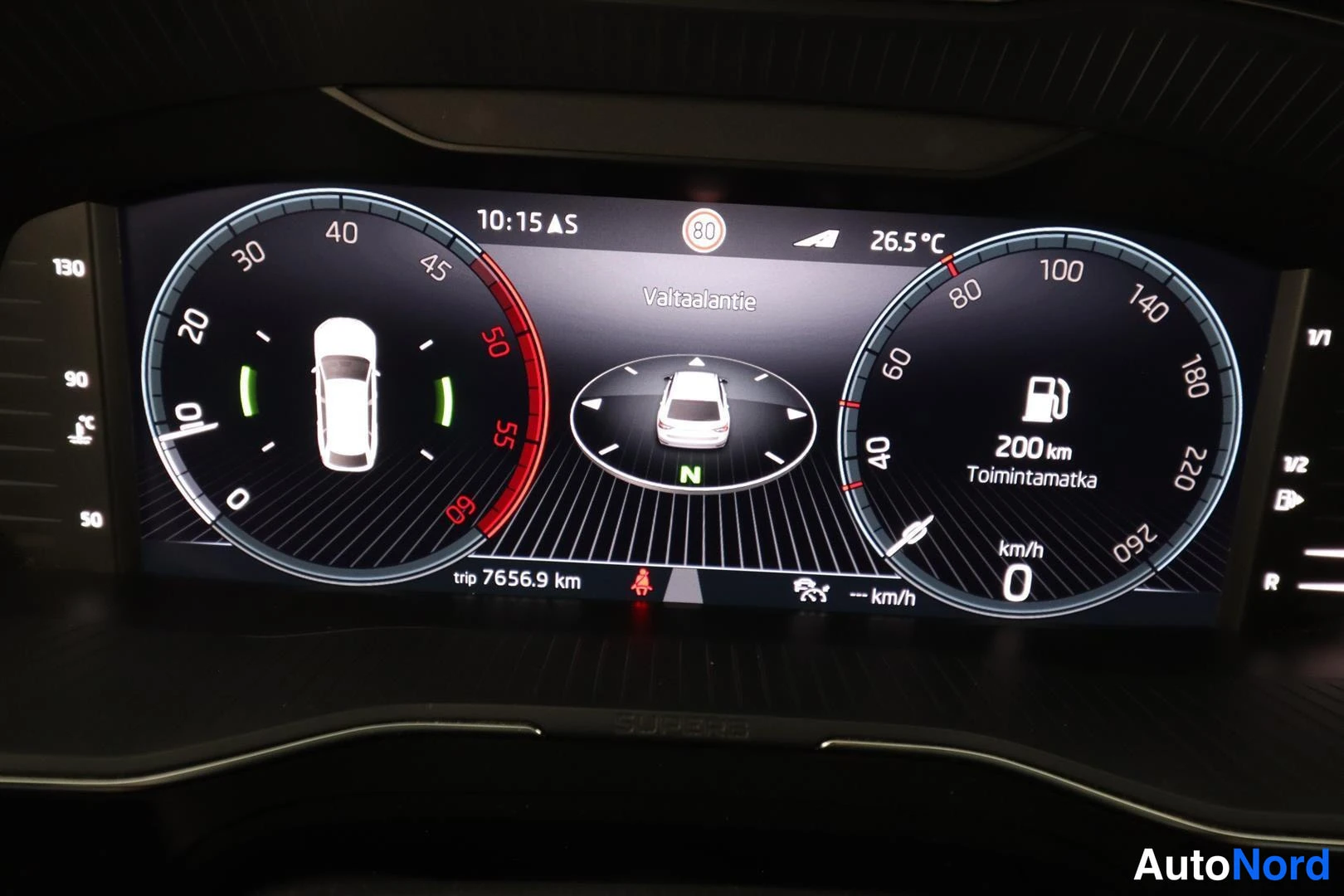 Yksityiskohta: Digitaalinen mittaristo näyttää nopeusmittarin, kierroslukumittarin, matkan 7656,9 km ja toimintamatkan 200 km.