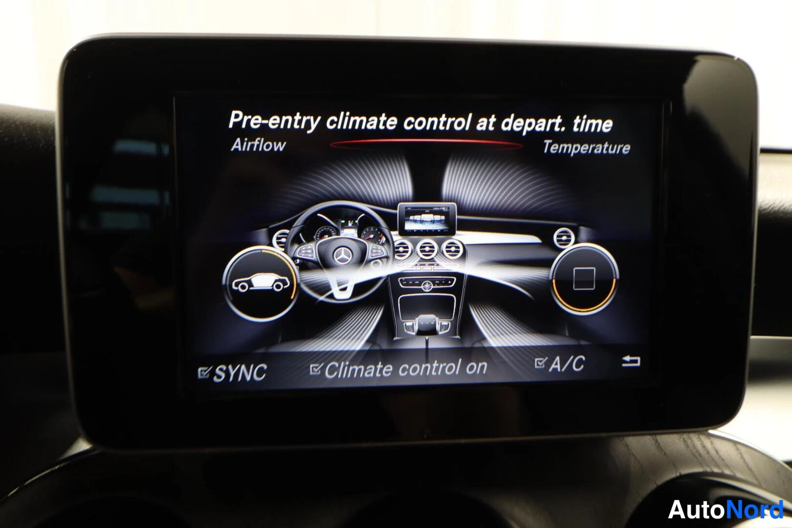 Muu: Ajoneuvon näyttö näyttää ilmastoinnin esiasetuksen: Pre-entry climate control at depart. time, käytössä SYNC, Climate control on ja A/C.