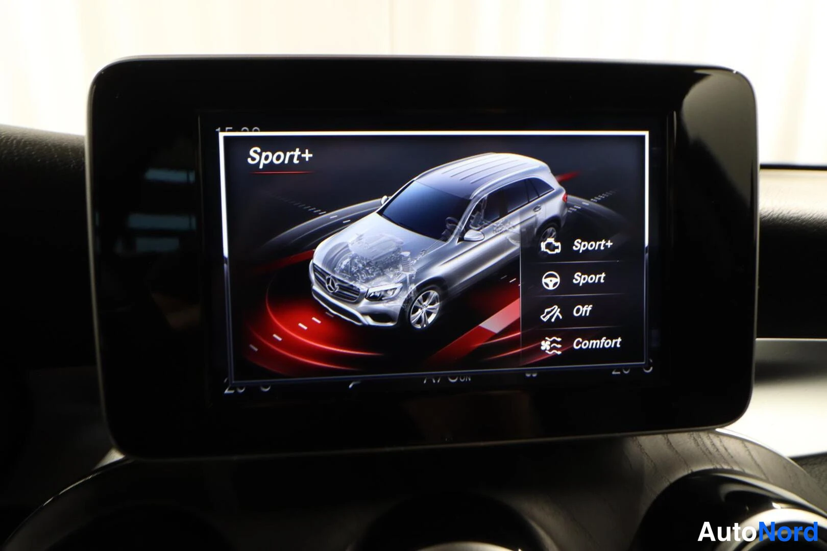 Muu: Ajoneuvon näytöllä ajotilavalikko Sport+, Sport, Off ja Comfort; valittuna Sport+.