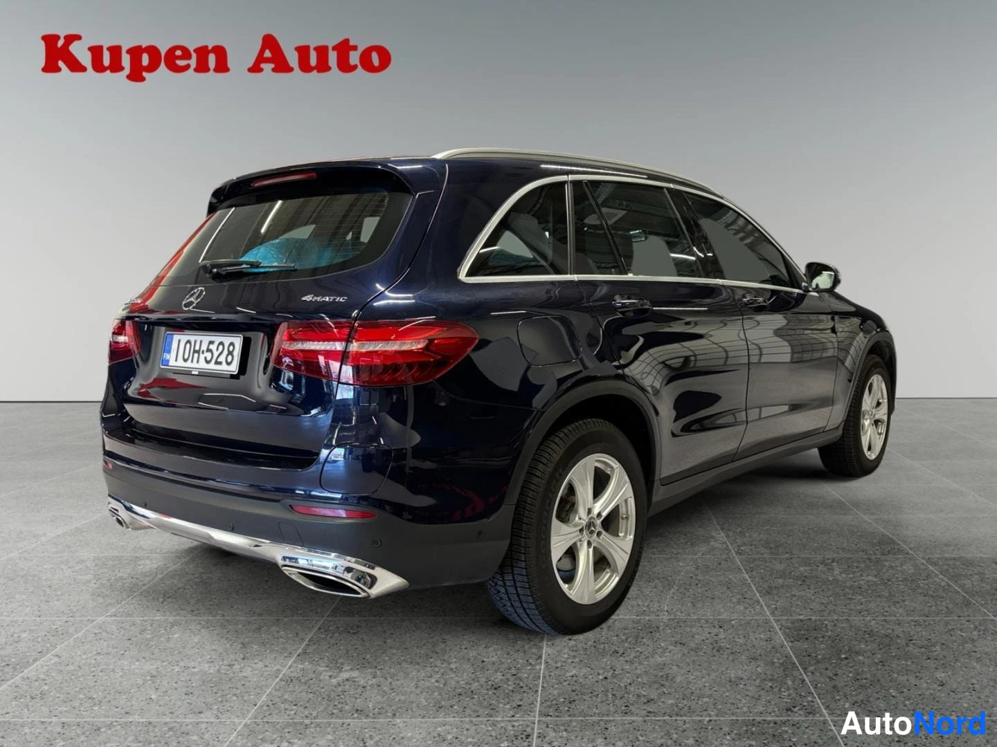 Takaviisto: Tummansininen Mercedes-Benz GLC takaa vasemmalta kuvattuna, perä ja kylki näkyvissä; rekisterikilpi 1OH-528.