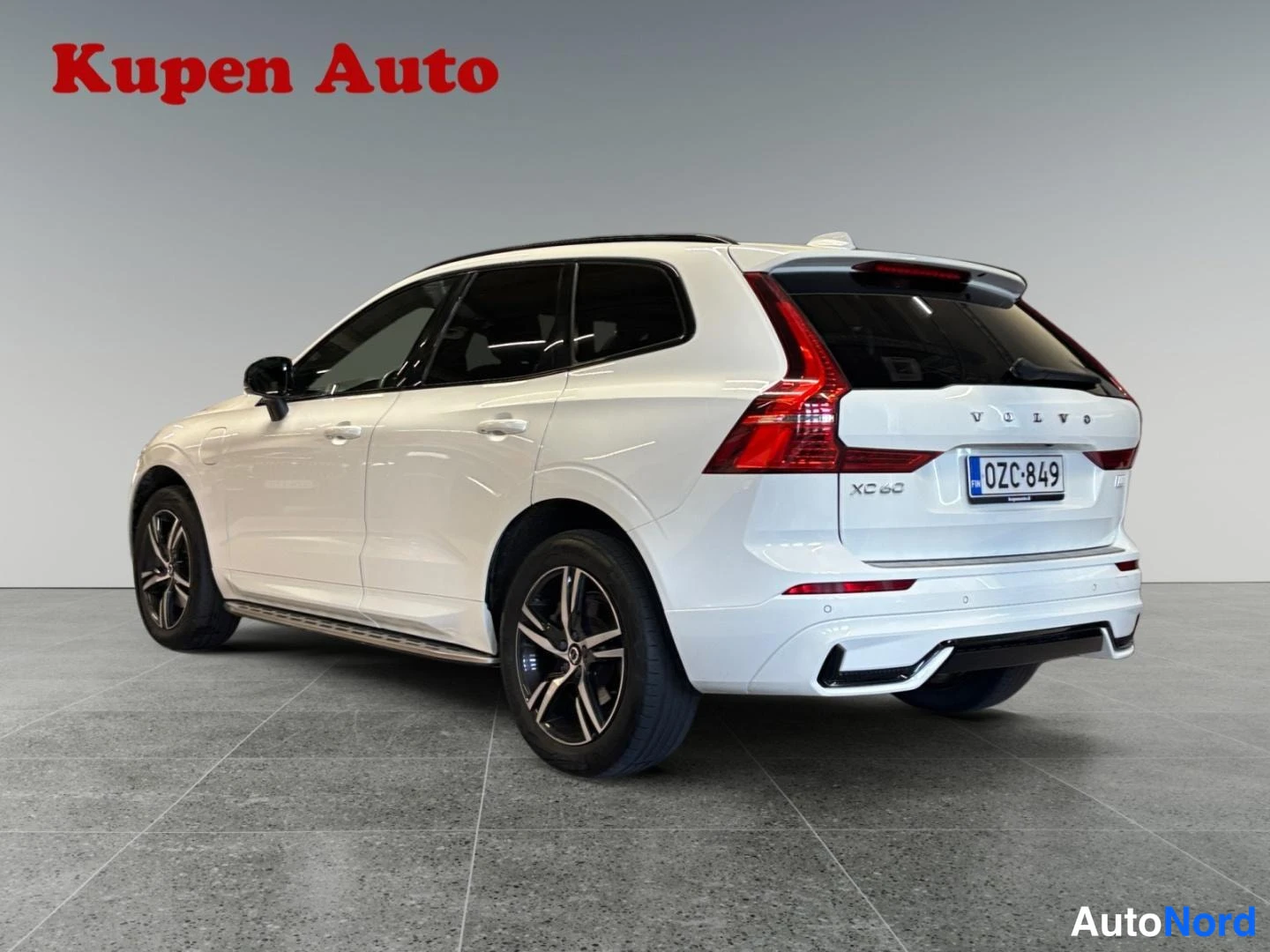 Takaviisto: Ulkomitat: valkoinen Volvo XC60 -tyyppinen SUV kuvattu kolmivarta takaa oikealta studiossa.