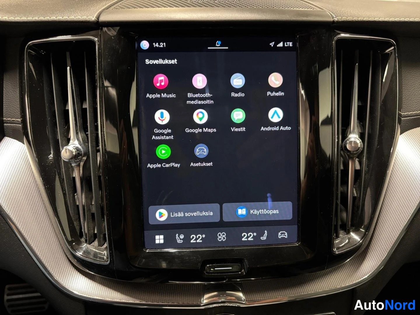 Yksityiskohta: Päänäytön Sovellukset-näkymä, jossa näkyvät mm. Apple Music, Google Maps, Apple CarPlay ja Android Auto -sovellukset.