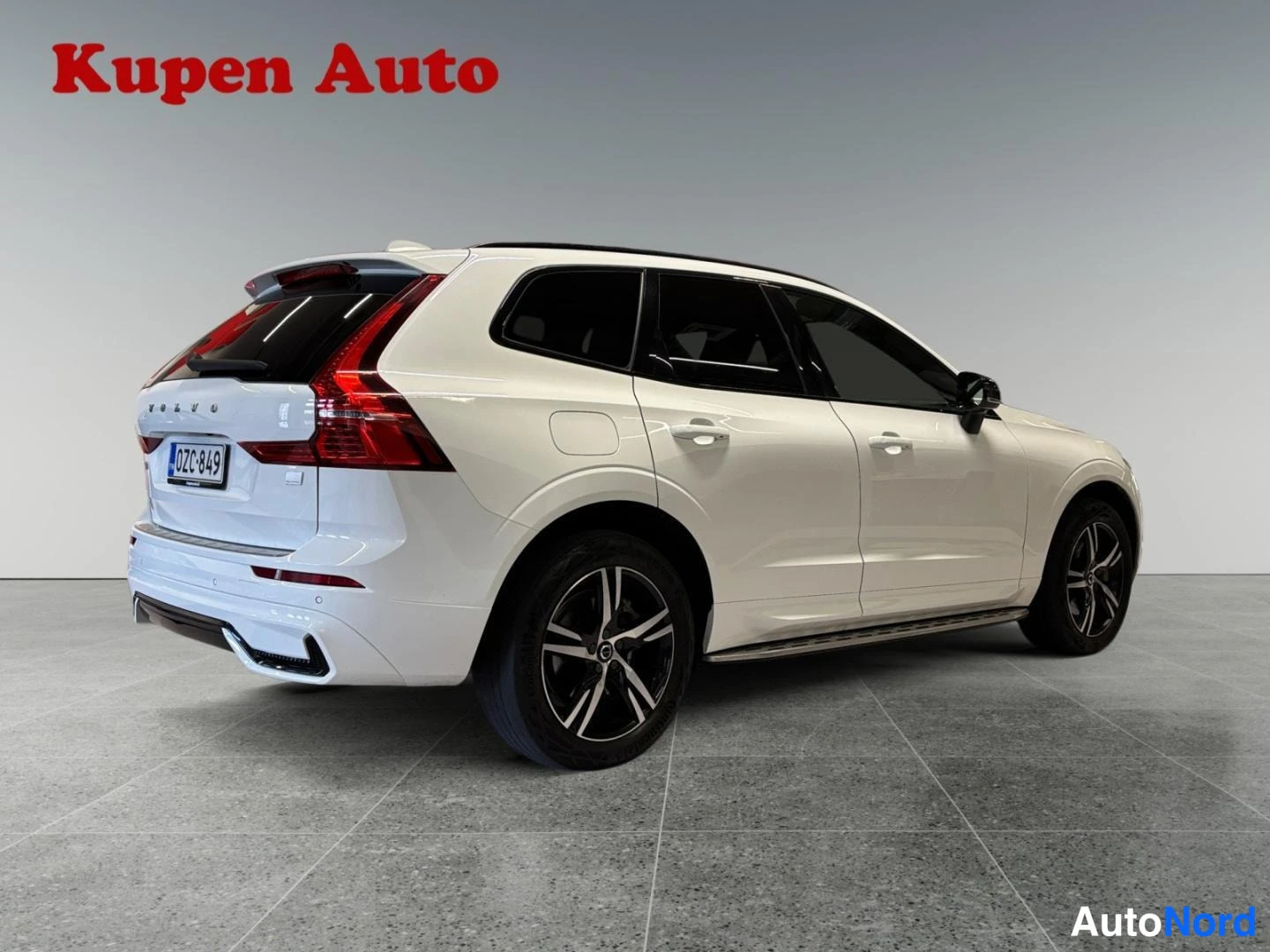 Takaviisto: Ulkomitat: valkoinen Volvo XC60 -tyyppinen SUV kuvattu kolmivarta takaa vasemmalta studiossa.
