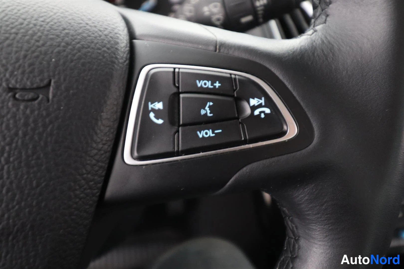 Yksityiskohta: Rattin oikea kytkinpaneeli: äänenvoimakkuus-, puhelin- ja ääniohjausnäppäimet.