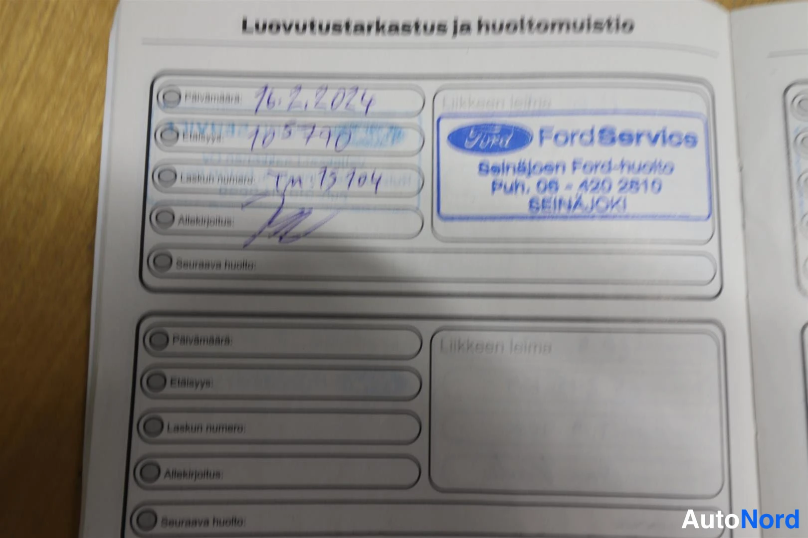 Yksityiskohta: Huoltokirjan sivu 'Luovutustarkastus ja huoltomuistio' merkinnällä 16.2.2024 ja FordServices-leimalla.