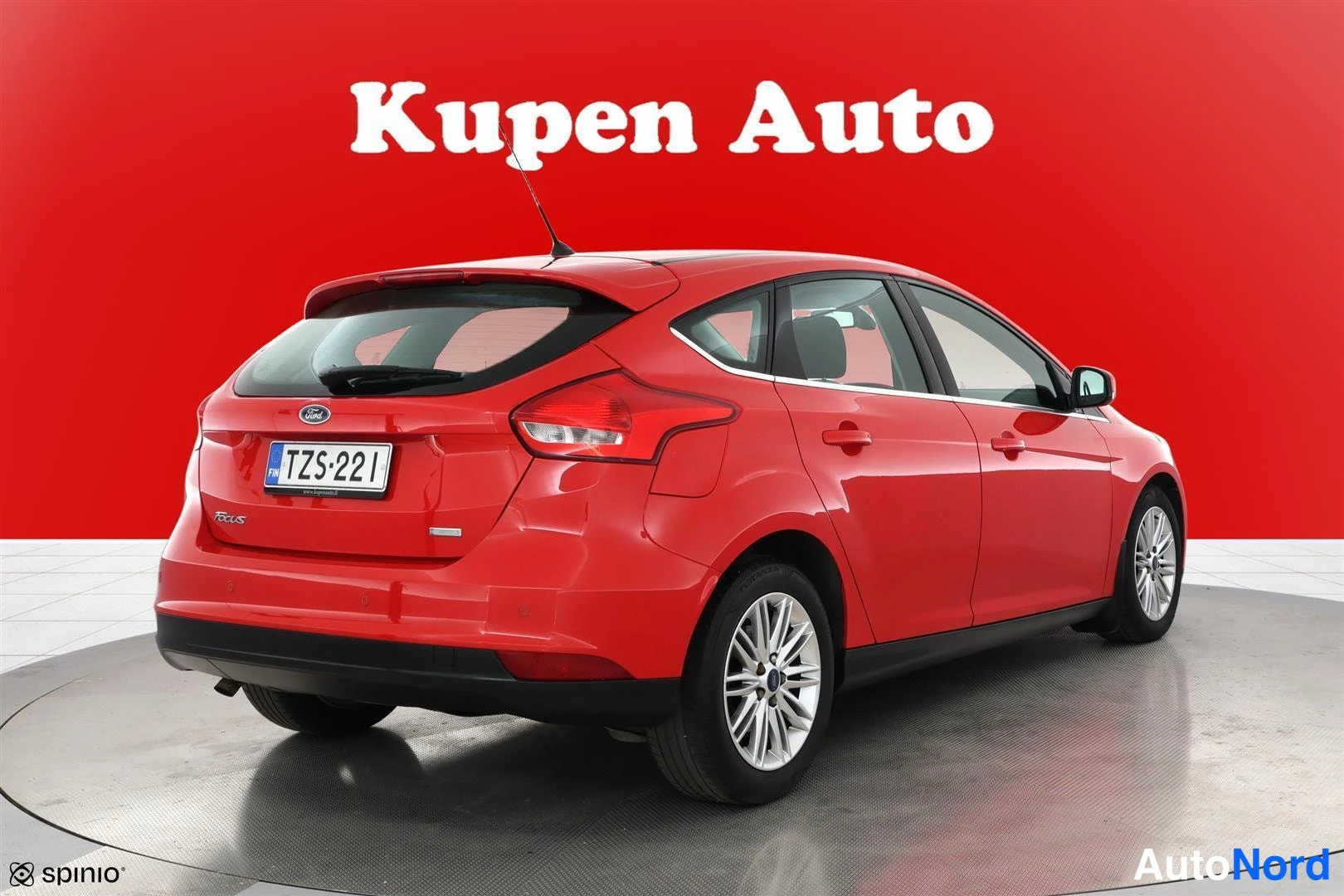 Takaviisto: Punainen Ford Focus takaviistosta, viistoperä ja hopeiset vanteet näkyvät.