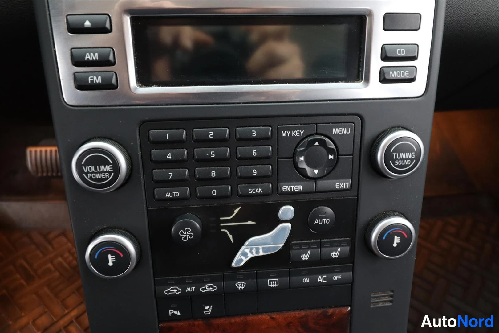 Muu: Keskikonsoli: radio ja CD-soitin, automaattinen ilmastointi (AC, AUTO), lämmitys istuimille ja tuulilasille.
