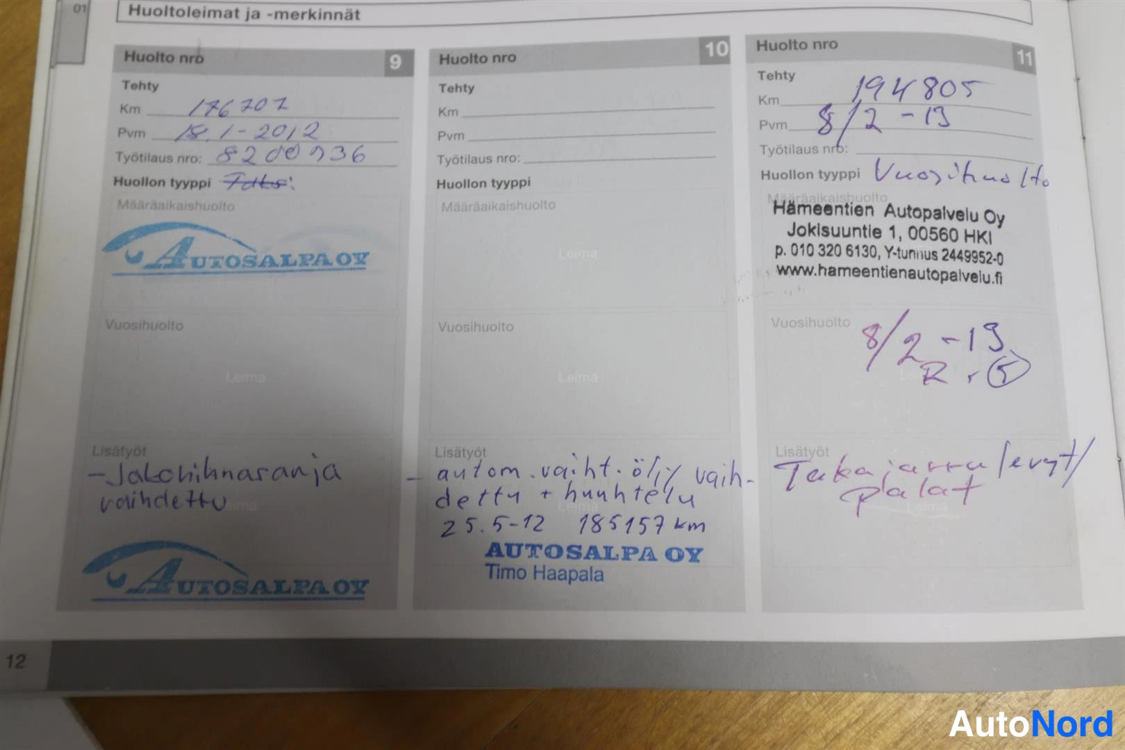 Muu: Huoltokirjan sivu huolloista 9–11, käsinkirjoitetut merkinnät ja Autosalfa Oy:n ja Hämeentien Autopalvelu Oy:n leimat.