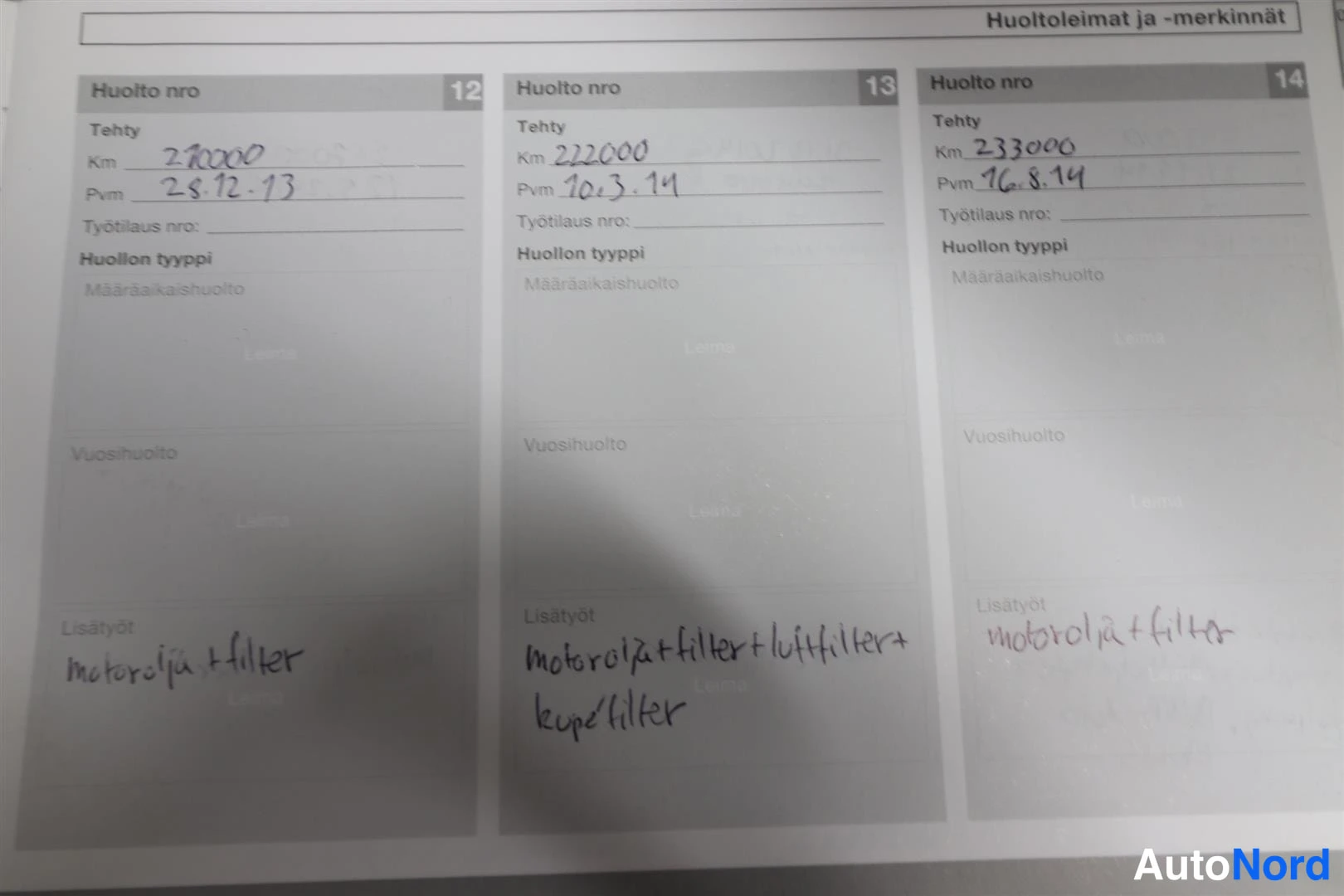 Muu: Huoltokirjan sivu huolloista 12–14, ajokilometrit 210000, 222000 ja 233000 sekä käsinkirjoitetut lisätyöt.