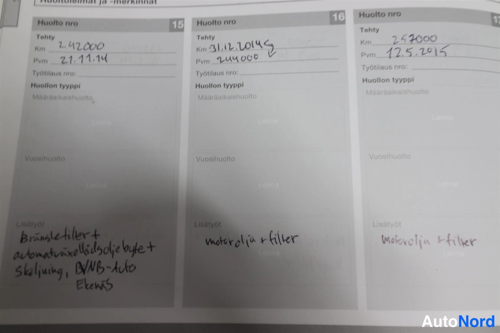 Muu: Huoltokirjan sivu huolloista 15–17, ajokilometrit 242000, 244000 ja 257000 sekä käsinkirjoitetut lisätyöt.