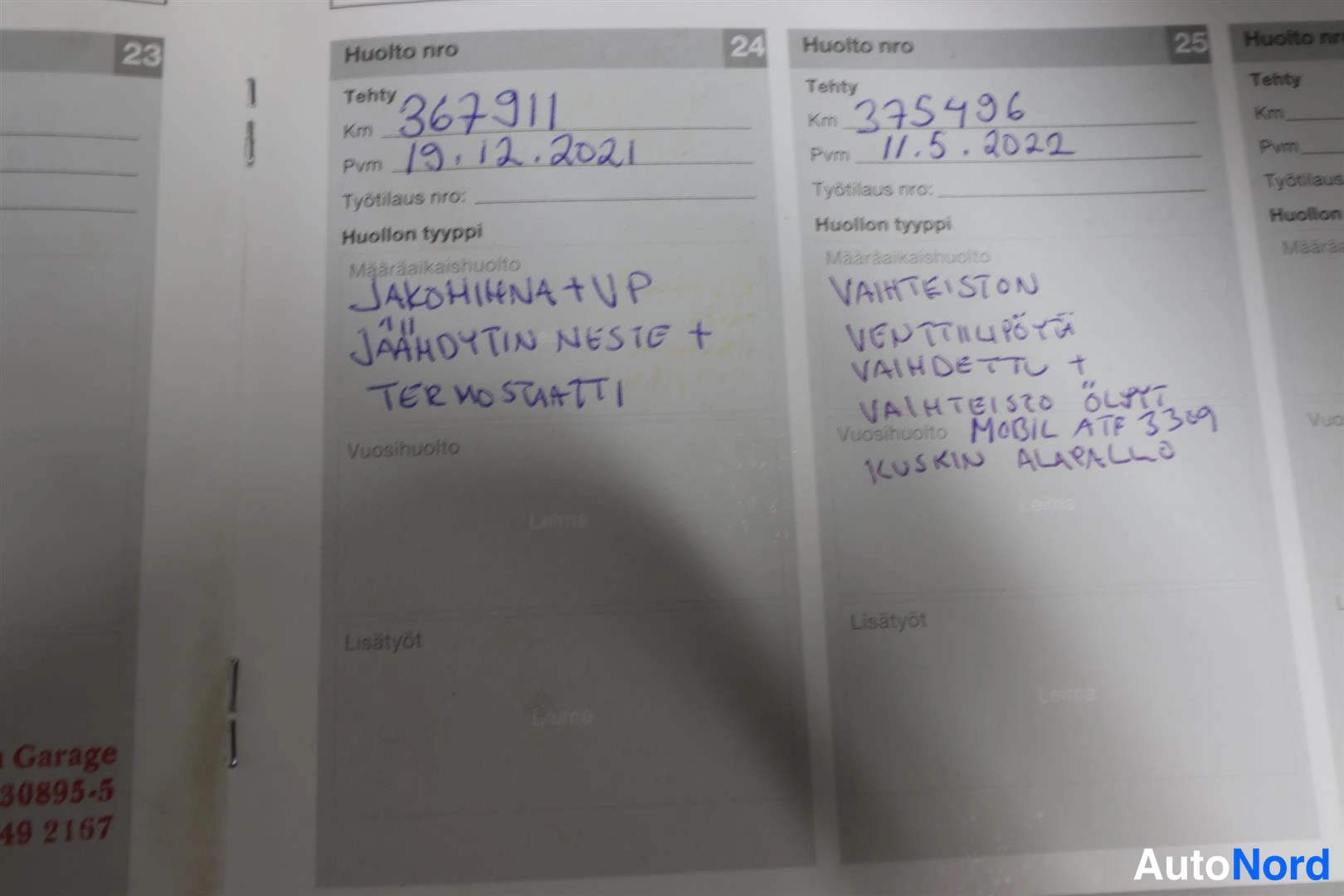 Muu: Huoltokirjan sivu huoltomerkinnöillä 24–25: km 367 911 (19.12.2021) ja km 375 496 (11.5.2022), käsin kirjoitetuin huoltotietoin.