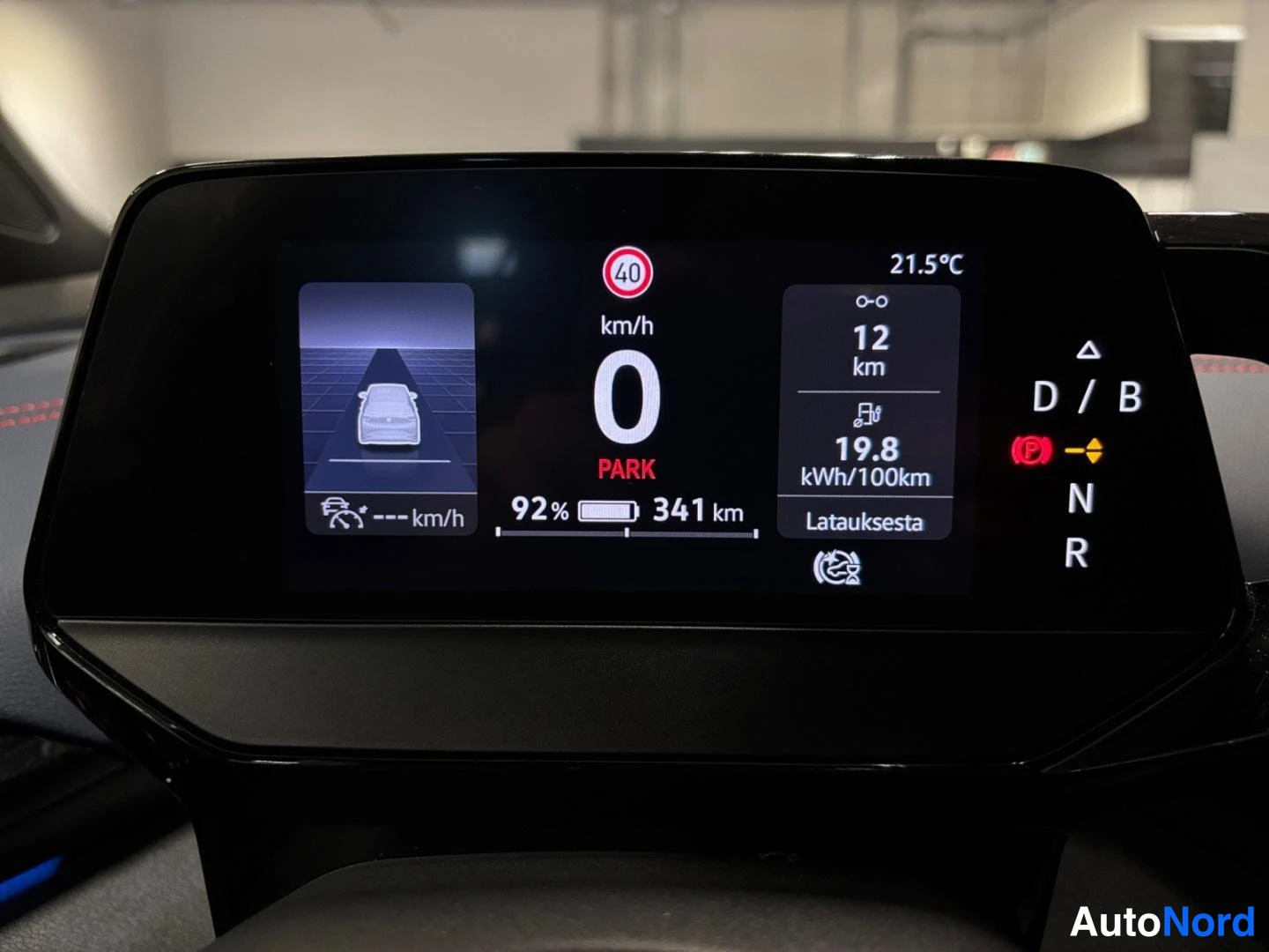 Muu: Digitaalinen mittaristo lähikuvassa: nopeus 0 km/h, akun varaustaso 92% ja toimintamatka 341 km.