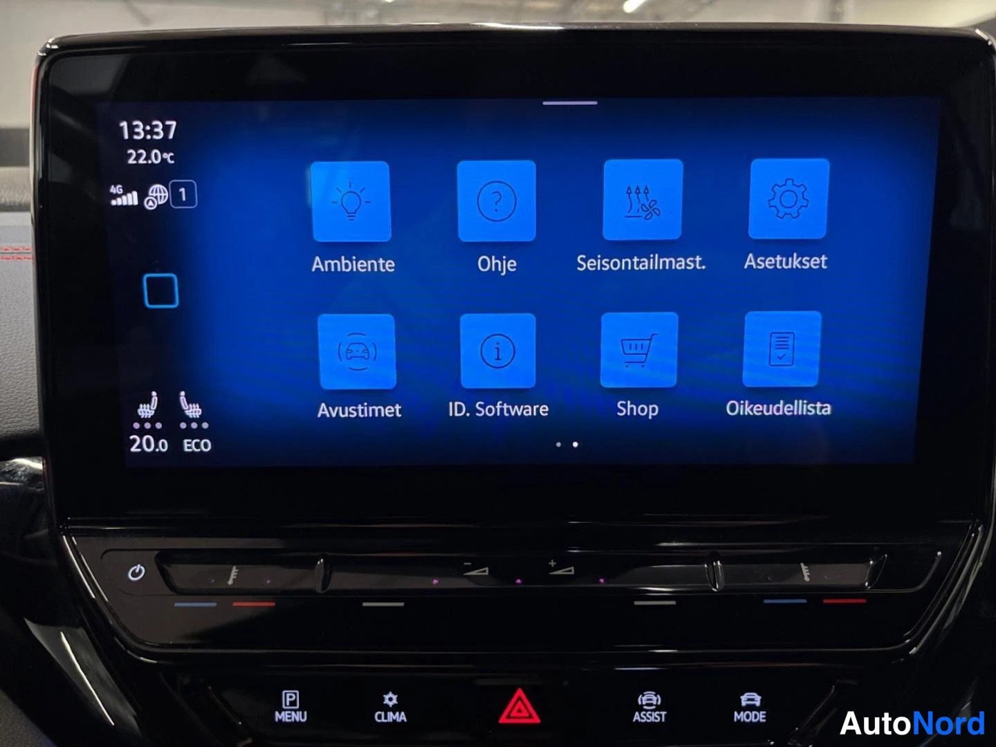 Muu: Infotainment-näytön valikko ruutujen kanssa: Ambiente, Ohje, Seisontailmast., Asetukset, Avustimet, ID. Software, Shop ja Oikeudellista; aika 13:37 ja lämpötila