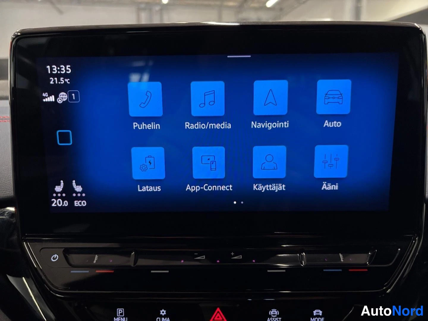 Muu: Infotainment-näytön päävalikko sovellusruuduilla: Puhelin, Radio/media, Navigointi, Auto, Lataus, App-Connect, Käyttäjät ja Ääni; aika 13:35 ja lämpötila 21,5 °
