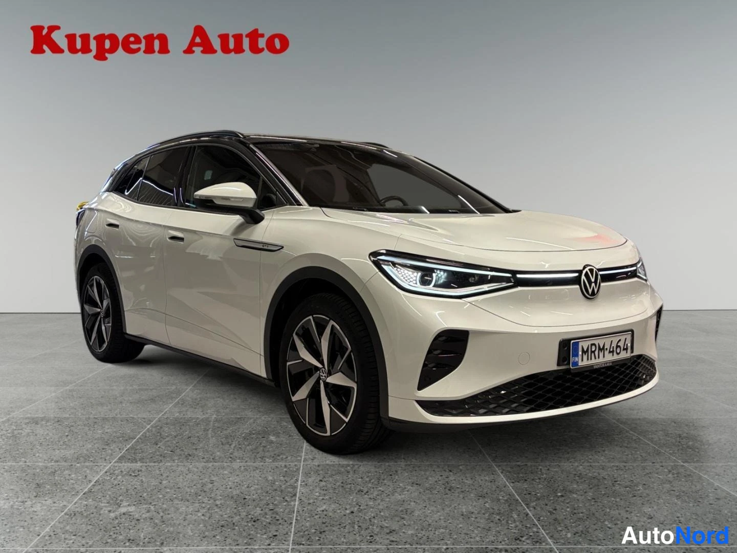 Etuviisto, nokka oikealle: Valkoinen hatchback kulmakuva edestä oikealta, musta katto ja alaspaino, rekisteri.