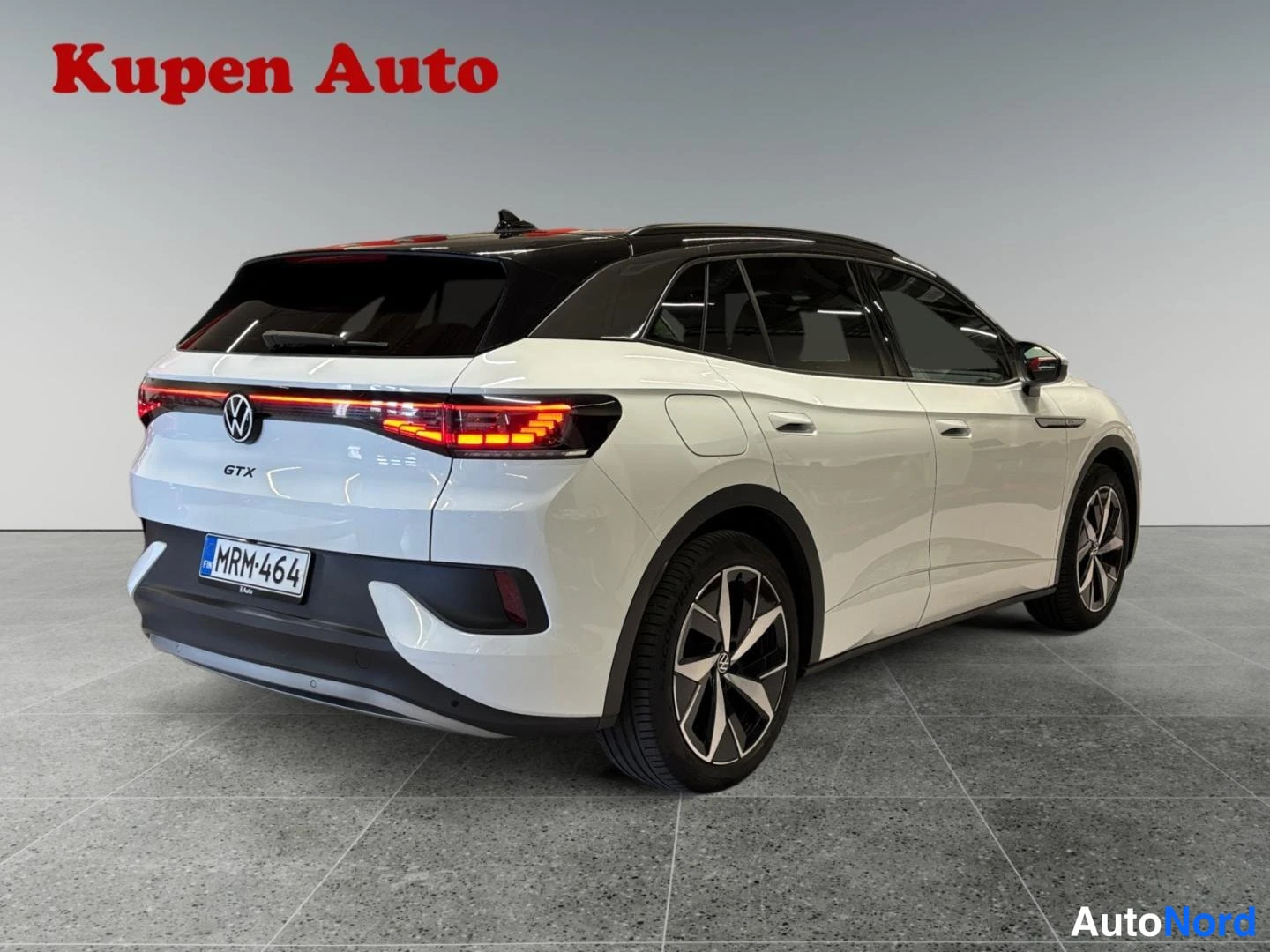 Takaviisto: Valkoinen hatchback takaa vasemmalta kuvattuna, GTX-merkintä, rekisteri.