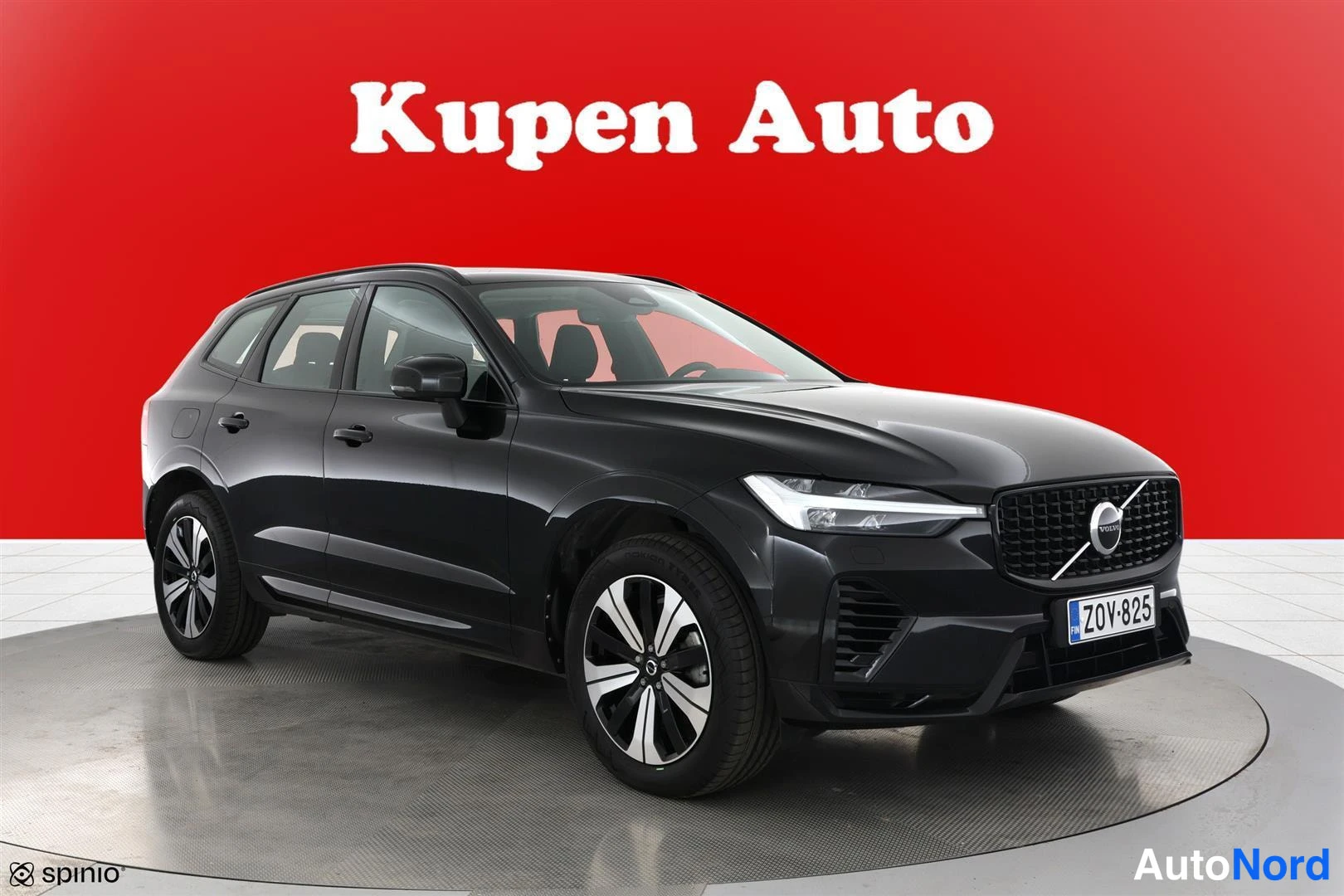 Etuviisto, nokka oikealle: Mustan Volvo XC60:n etukulmanäkyvyys punaisella taustalla, rekisterikilpi.