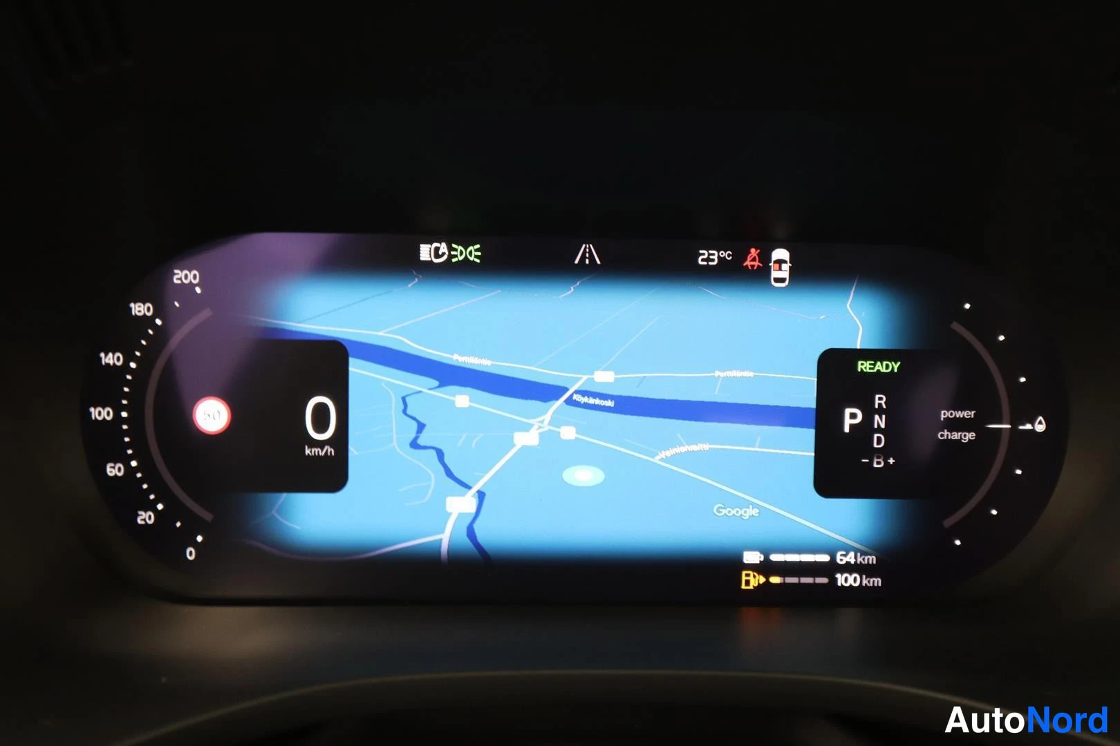 Yksityiskohta: Digitaalinen mittaristo: nopeus 0 km/h, P-vaihde, valmiudet (READY), jäänyt 64 km, lisä-100 km.