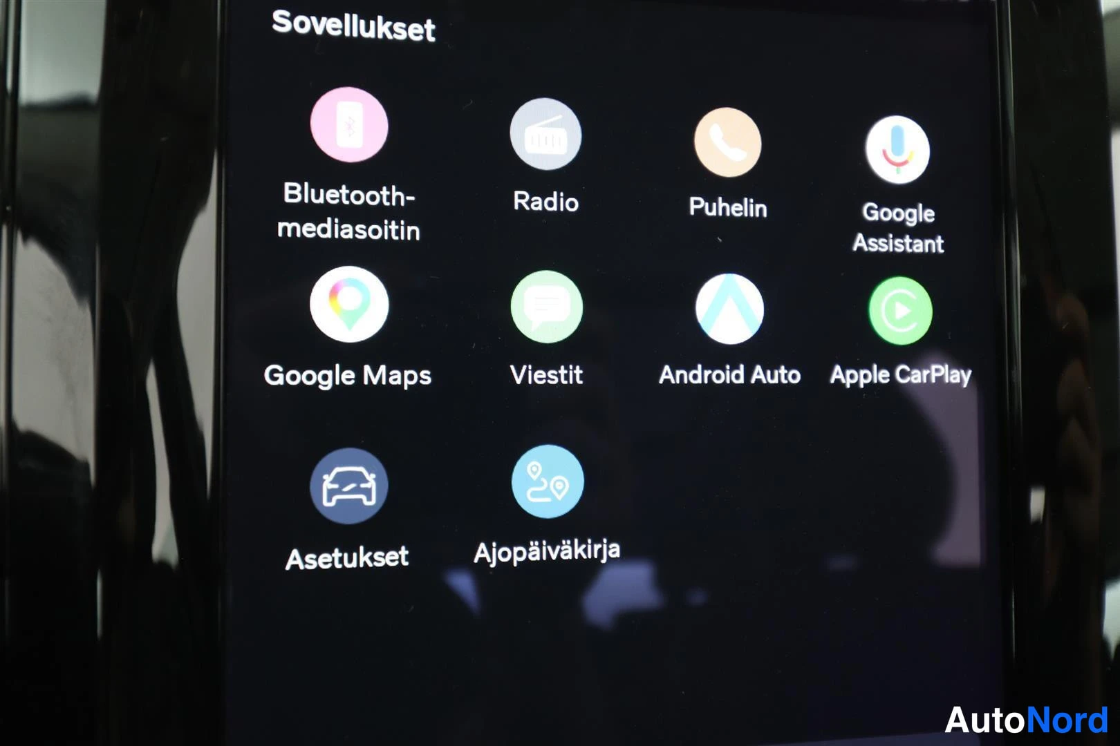 Muu: Keskinäytön Sovellukset-näkymä, jossa muun muassa Bluetooth, radio, puhelin, Google Maps, Android Auto ja Apple CarPlay.
