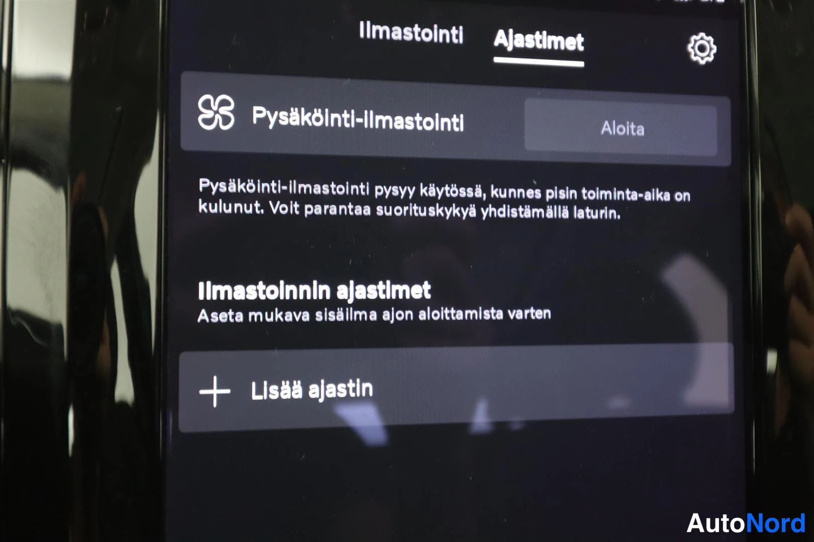 Yksityiskohta: Auton kosketusnäytön ilmastoinnin Ajastimet-näkymä, jossa Pysäköinti-Ilmastointi ja Lisää ajastin -valinta.