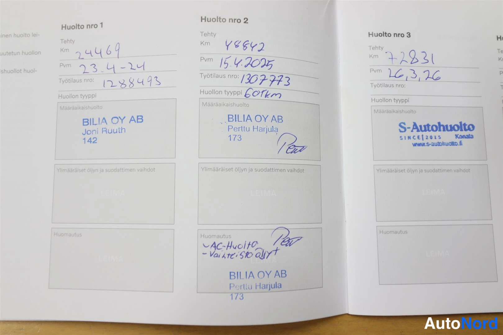 Muu: Huoltokirjan sivu Huolto nro 1, 2 ja 3: merkinnät, leimat (BILIA OY AB, S-Autohuolto Konala) ja käsinkirjoitettuja huomautuksia.