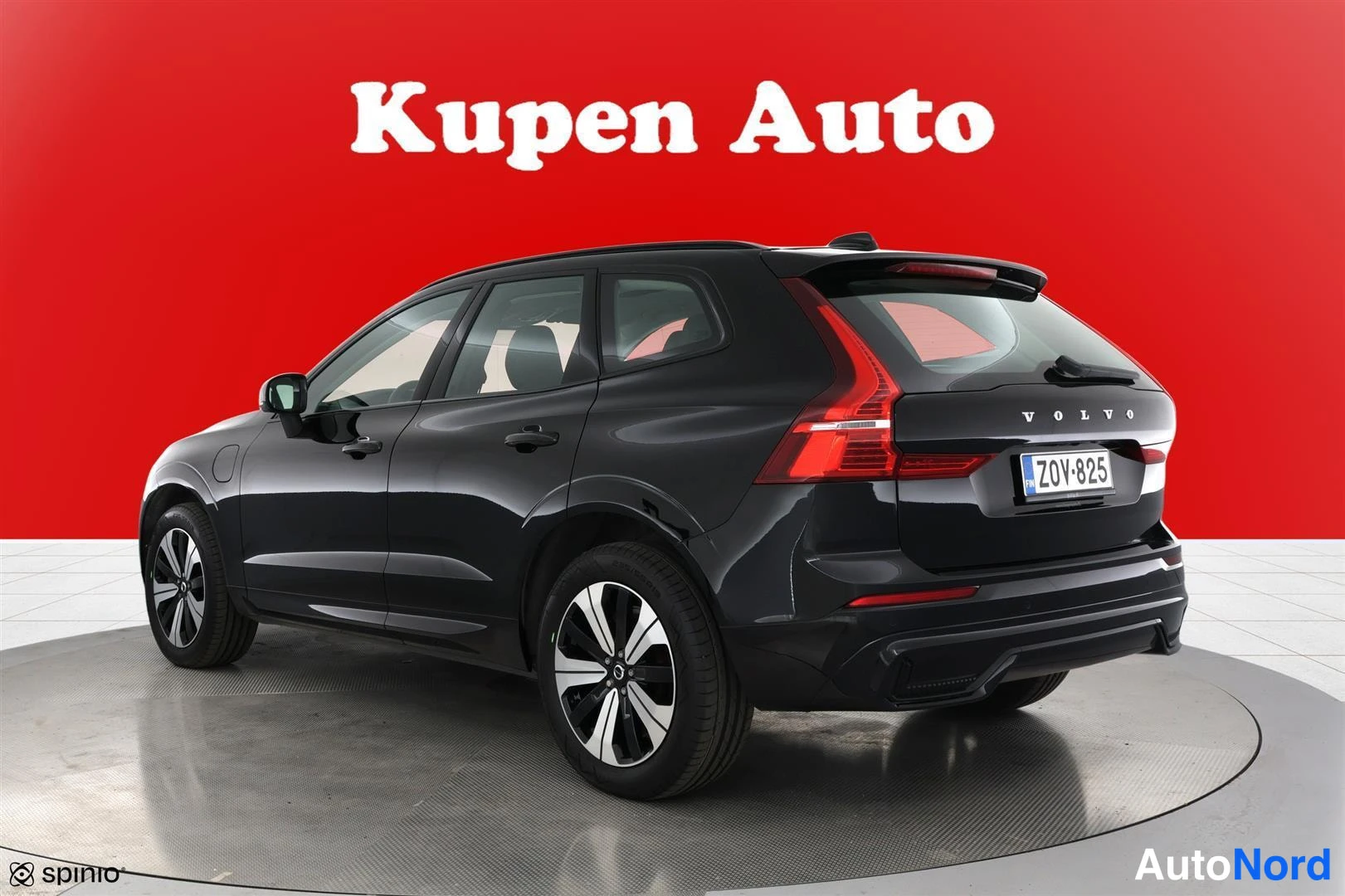 Takaviisto: Mustan Volvo XC60:n takakulmanäkyvyys punaisella taustalla, rekisterikilpi.