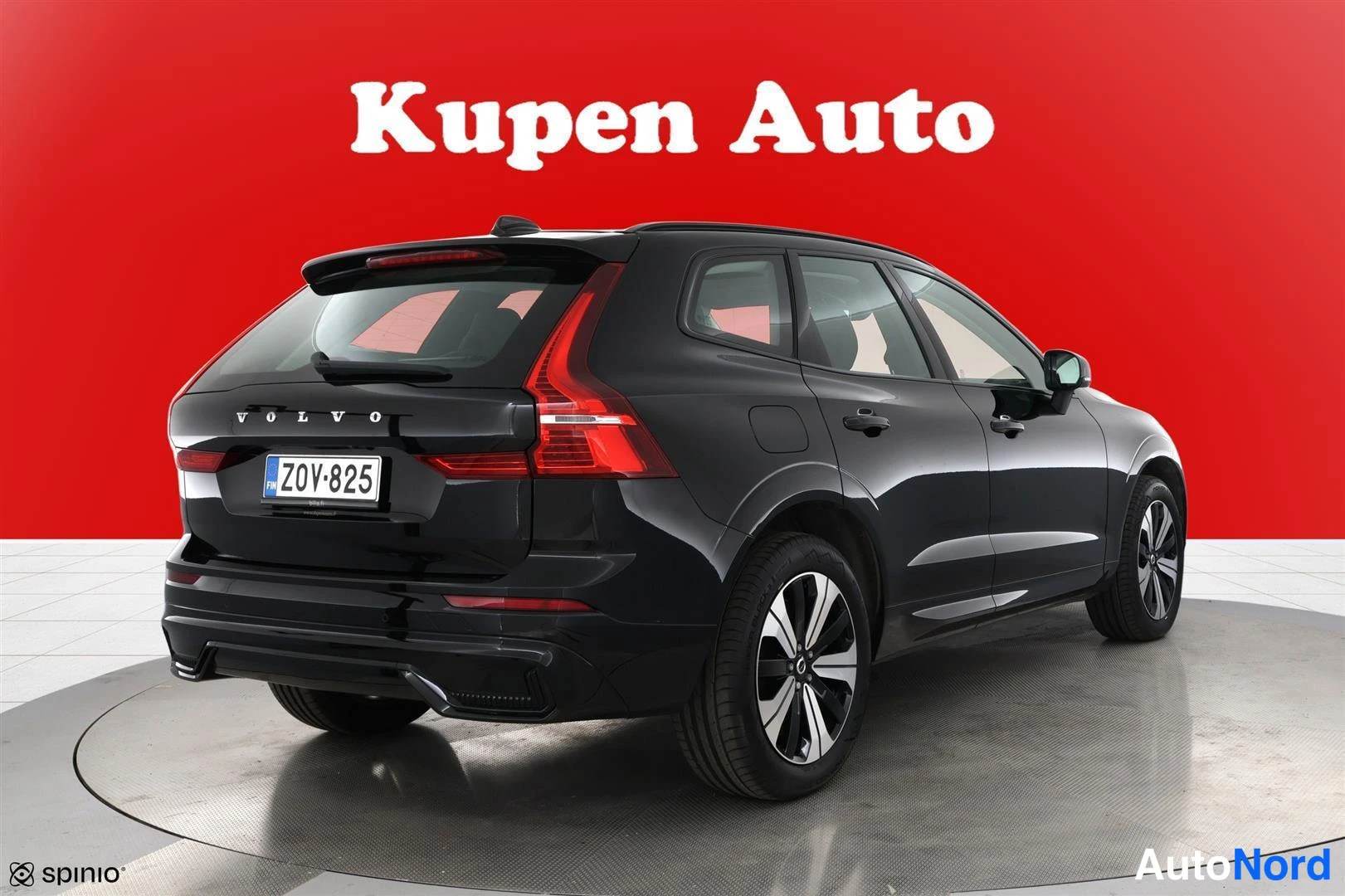 Takaviisto: Musta Volvo XC60 takaviistosta kuvattuna; takavalot, VOLVO-teksti, rekisterikilpi Z0V-825 ja auton oikea sivu näkyvät punaisella taustalla.