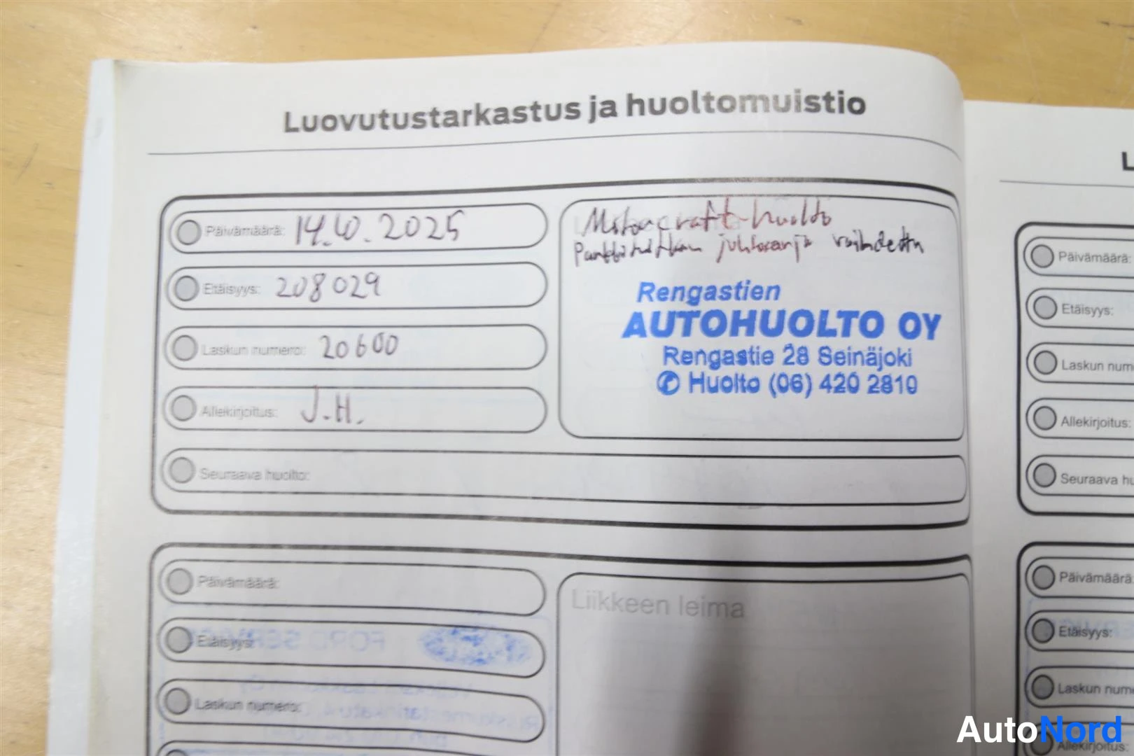 Yksityiskohta: Huoltokirjan sivu: merkintä 14.10.2025, etäisyys 208029, laskun numero 20600, allekirjoitus J.H., leima Rengastien Autohuolto Oy.