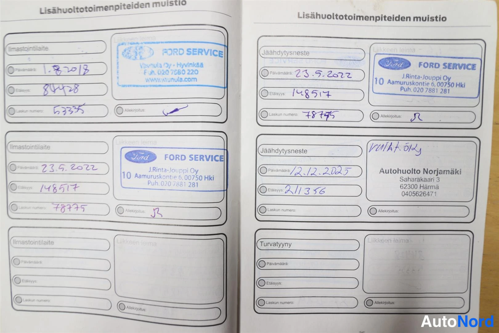 Asiakirja: Huoltokirjan lisähuoltotoimenpiteiden muistio -sivut, ilmastointilaite- ja jäähdytysneste-huoltojen merkinnät sekä Ford Service -leimat.