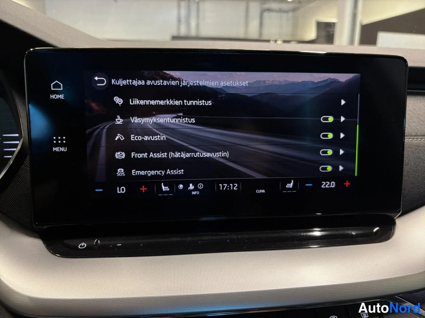 Yksityiskohta: Infotainment-näytöllä on saman asetusvalikon toinen sivu: Liikennemerkkien tunnistus, Väsymyksentunnistus, Eco-avustin, Front Assist ja Emergency Assist.