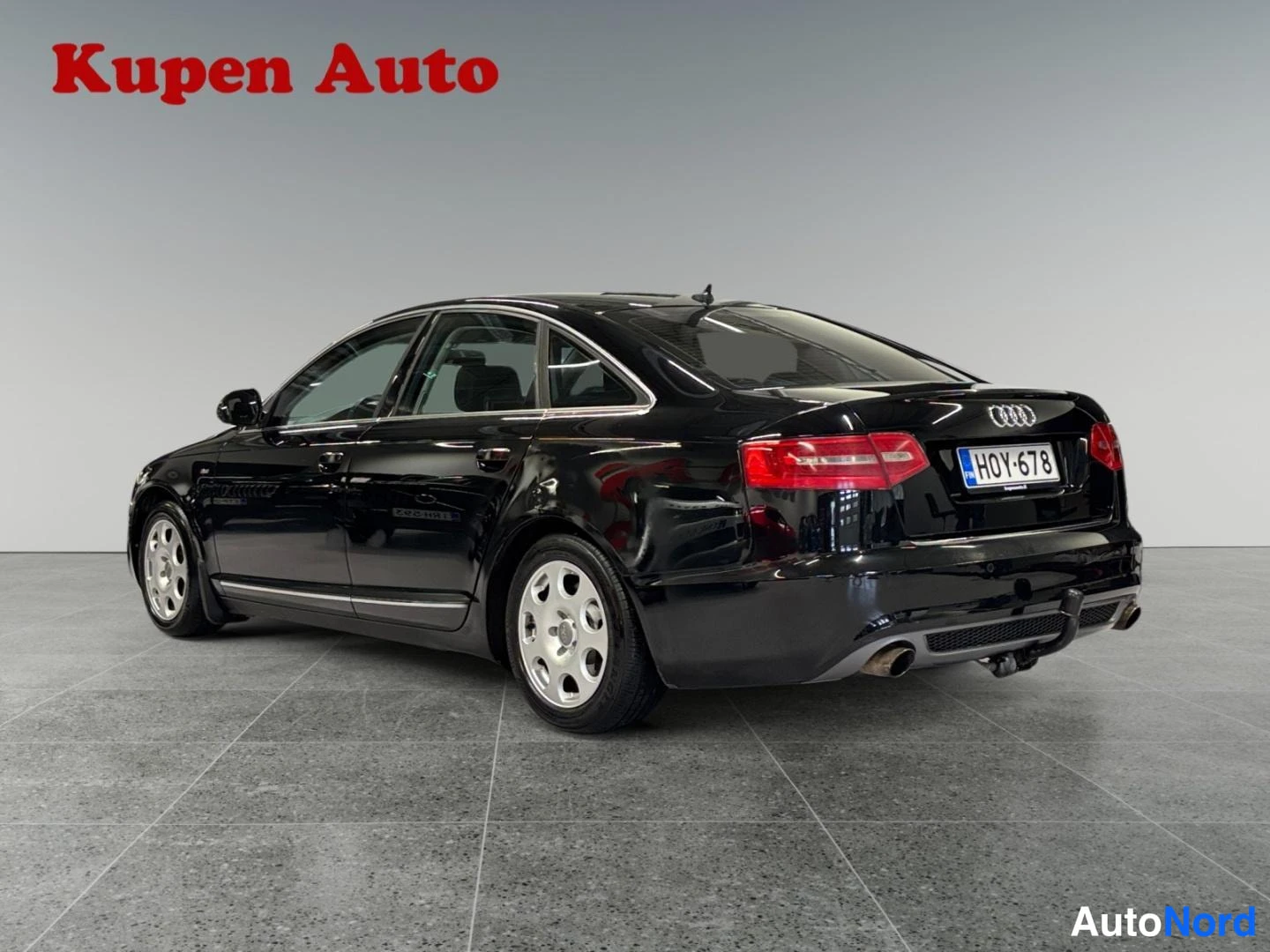 Takaviisto: Mustan Audi A6 -sedanin täkulmatkuva, rekisteritunnus.
