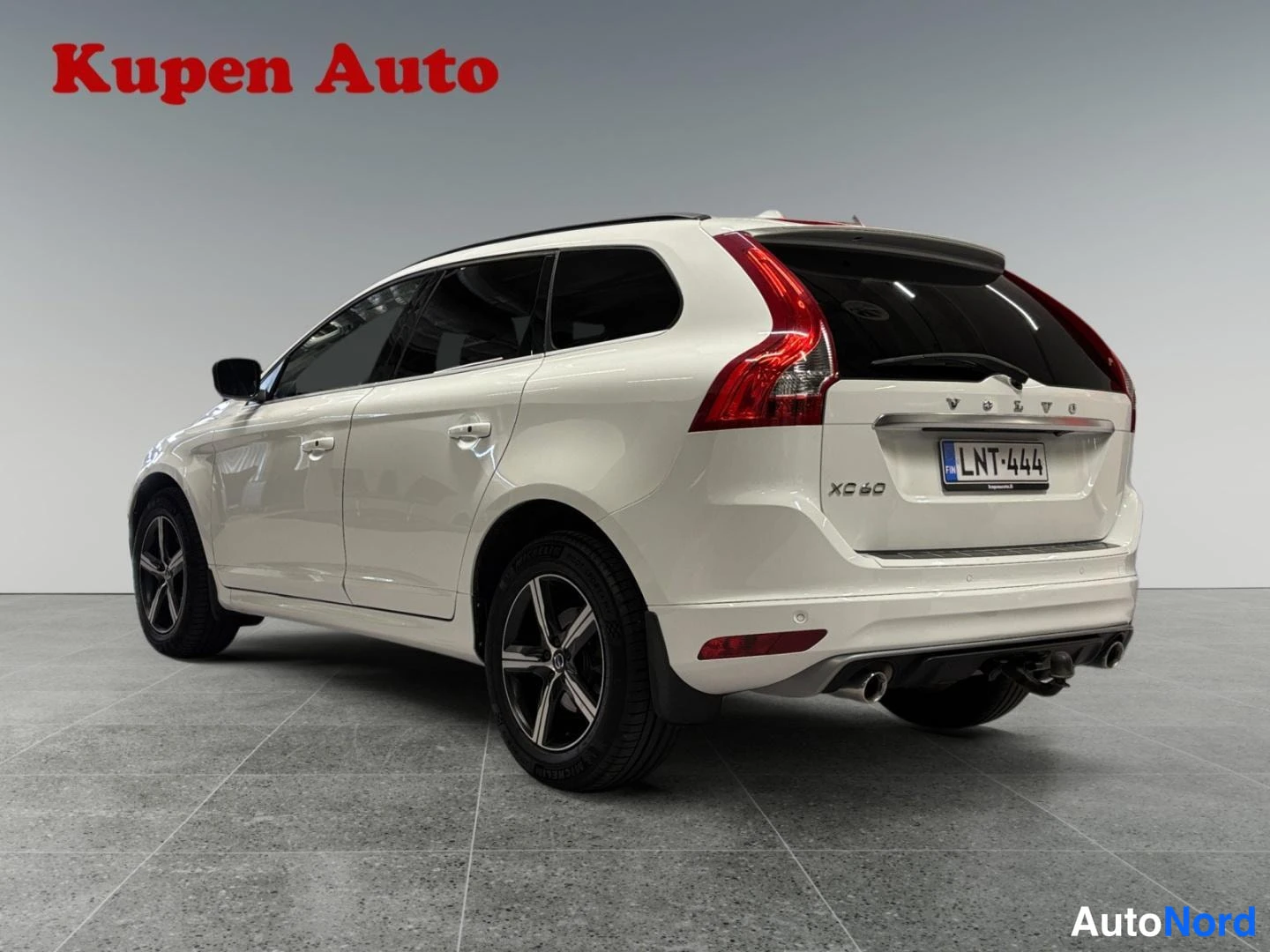 Takaviisto: Valkoinen Volvo XC60 takaa vasemmalta, rekisterikilpi, XC60-merkintä takaluukussa.