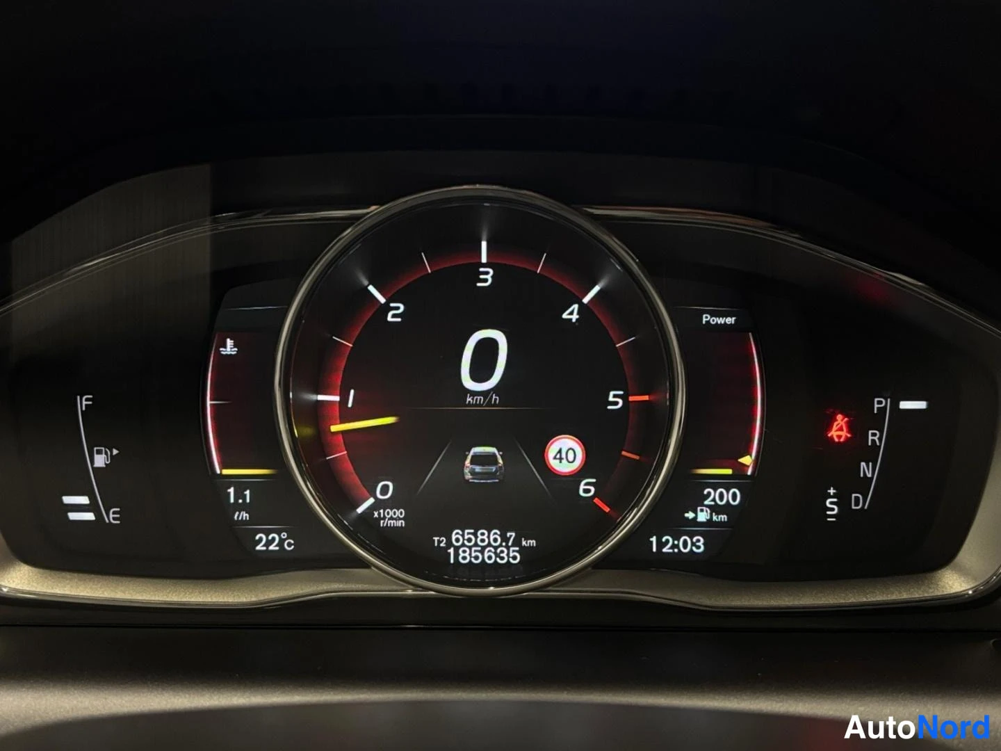 Muu: Digitaalinen mittaristo näyttää mitoiltaan 6586,7 km / 185635 km, polttoaineen ja lämpötilan 22 °C