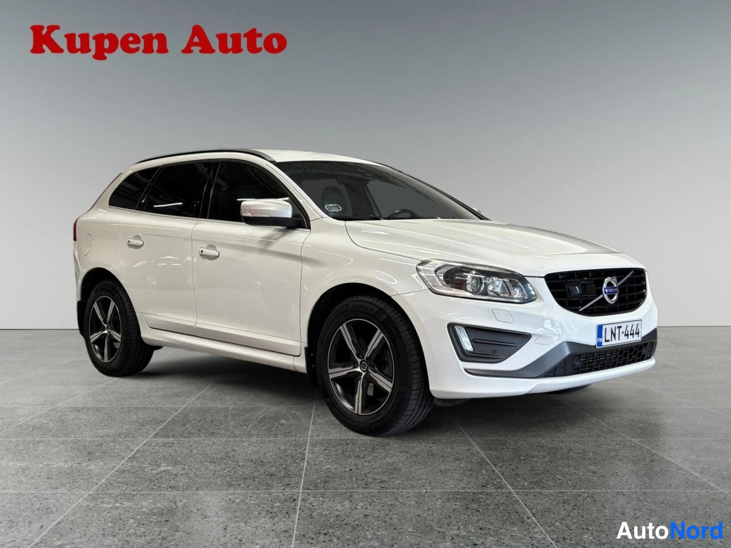 Etuviisto, nokka oikealle: Valkoinen Volvo XC60 kulmassa edestä oikealta, rekisterikilpi.