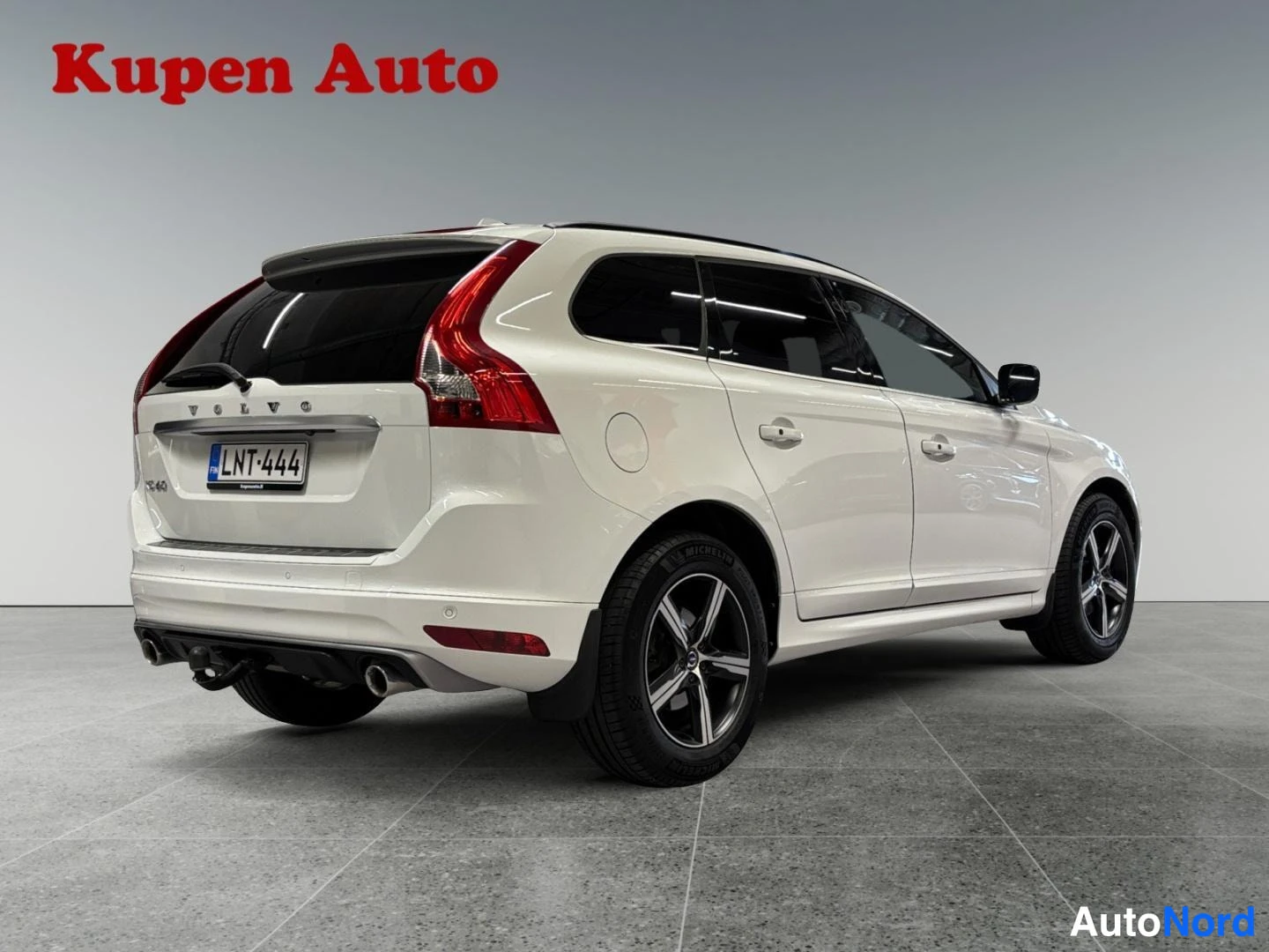 Takaviisto: Valkoinen Volvo XC60 takaa vasemmalta, rekisterikilpi, kytkinvaijeri takapuskurissa.