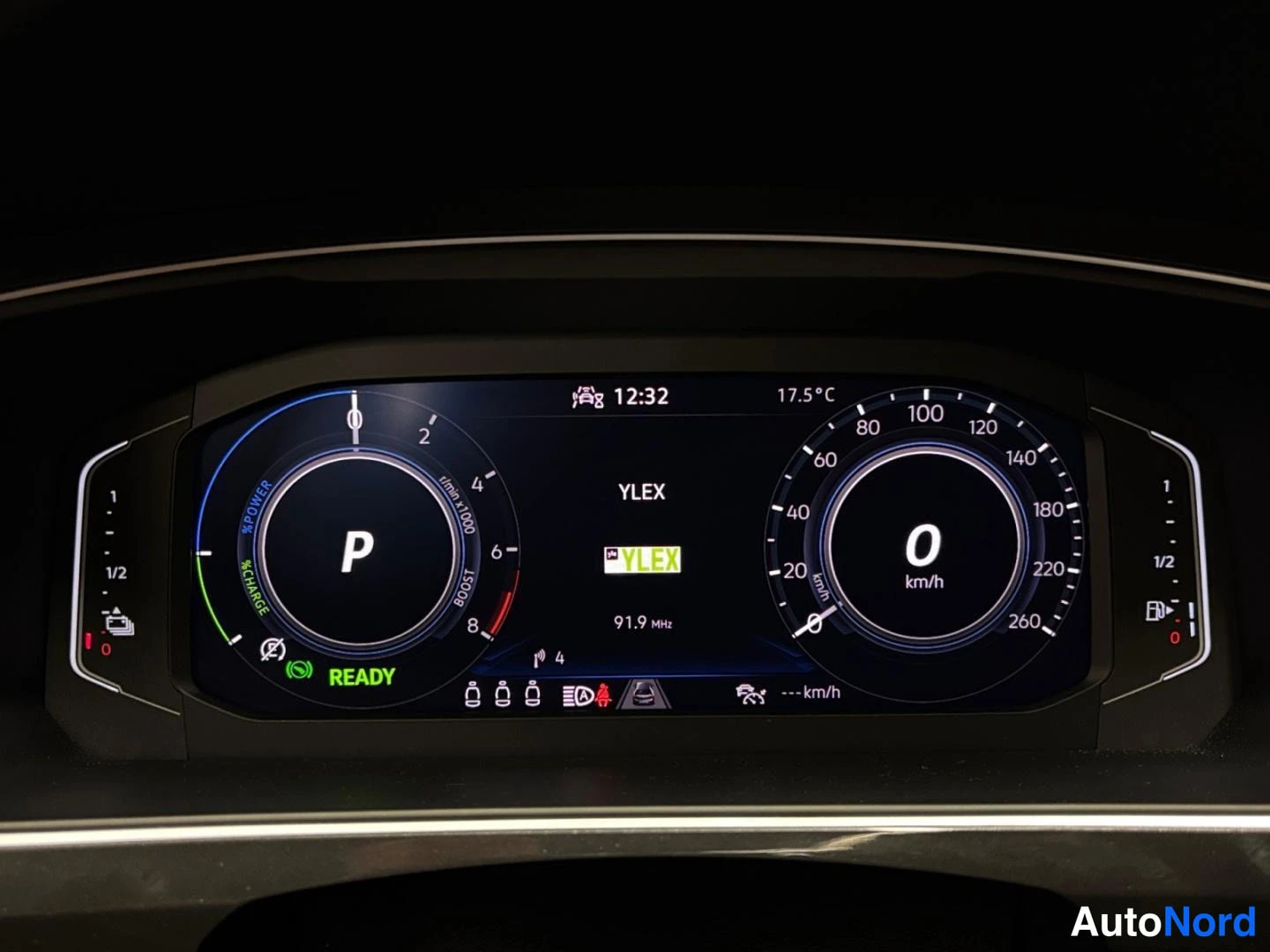 Muu: Digitaalinen mittaristo: P-vaihde, nopeus 0 km/h, POWER/CHARGE-mittari ja READY-merkki.