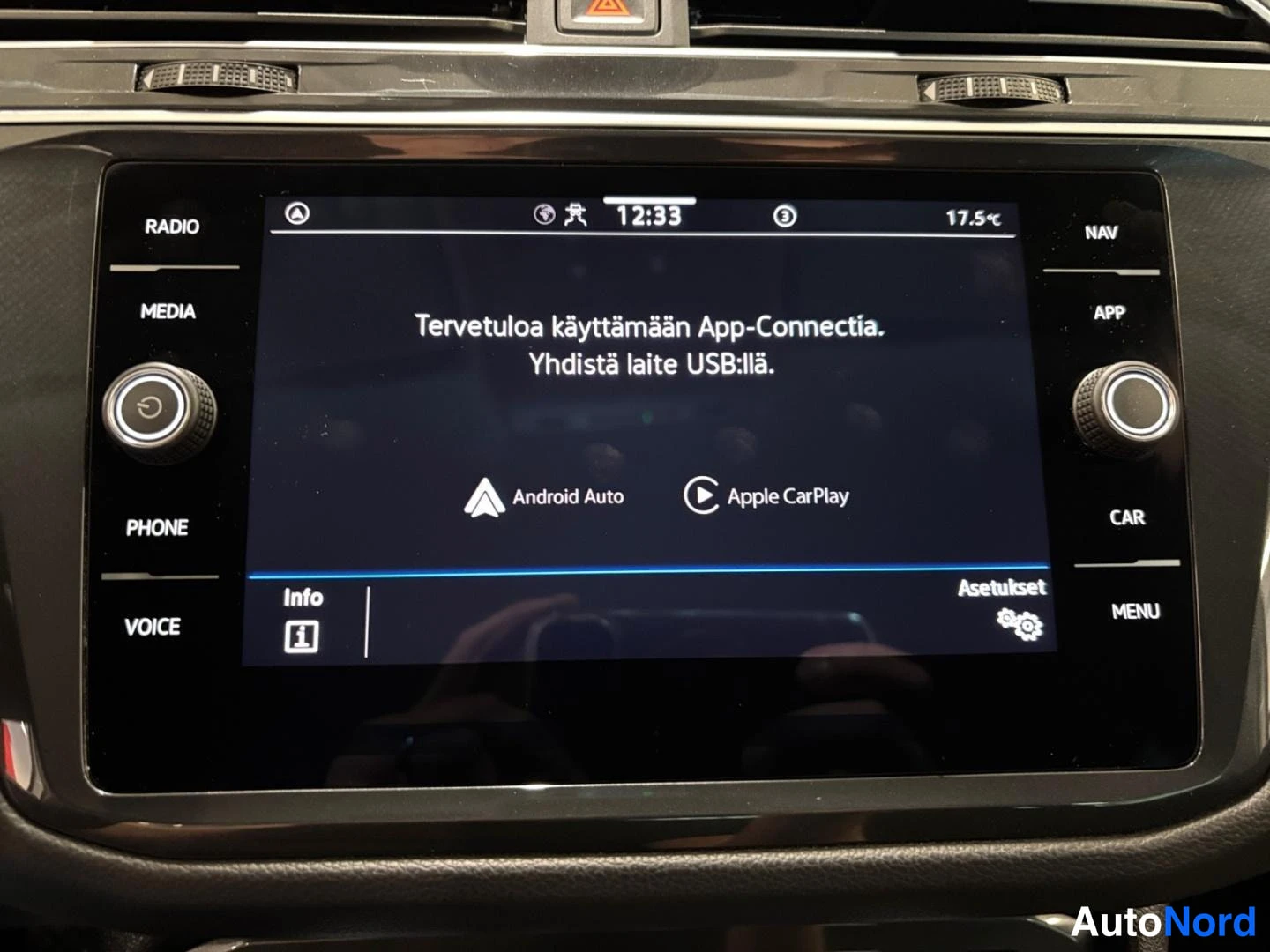 Yksityiskohta: Infotainment-näytöllä App-Connectin aloitusviesti: 'Yhdistä laite USB:llä', Android Auto ja Apple CarPlay -logot.
