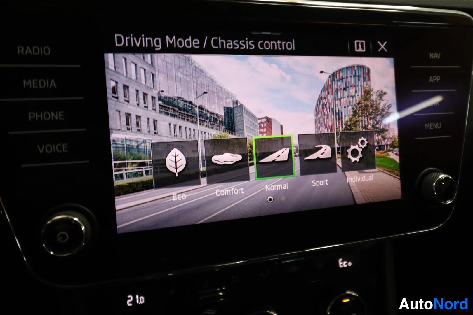 Yksityiskohta: Infotainment-näytöllä valikko 'Driving Mode / Chassis control' ajotiloilla Eco, Comfort, Normal, Sport ja Individual, Normal valittuna.