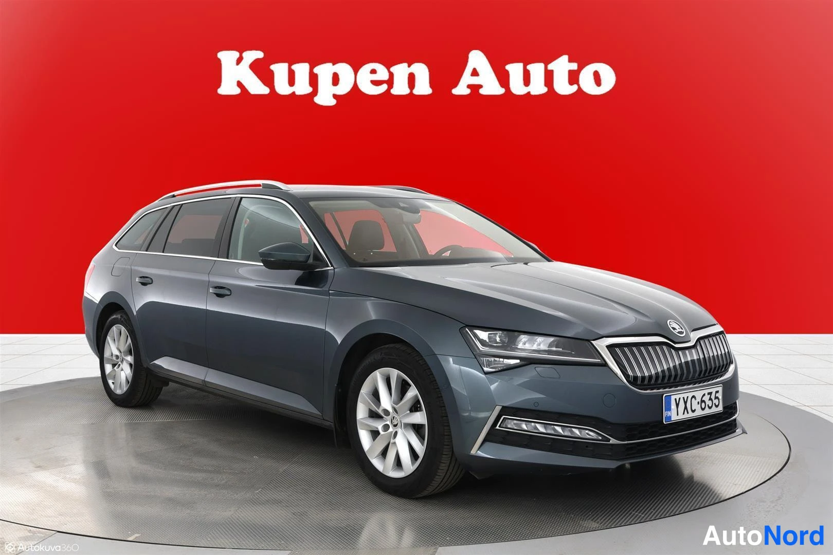 Etuviisto, nokka oikealle: Kuuden kuvan ruudukko, jossa Skoda Superb Combi farmarivalo Metallinen sininen eri kulmista sisätiloissa.