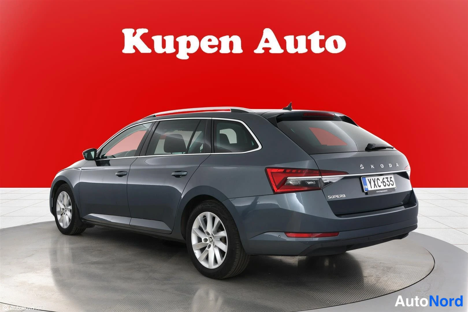 Takaviisto: Skoda Superb -farmari takakulmasta, tummanharmaa kori ja takavalojen poikittaiskuvio.