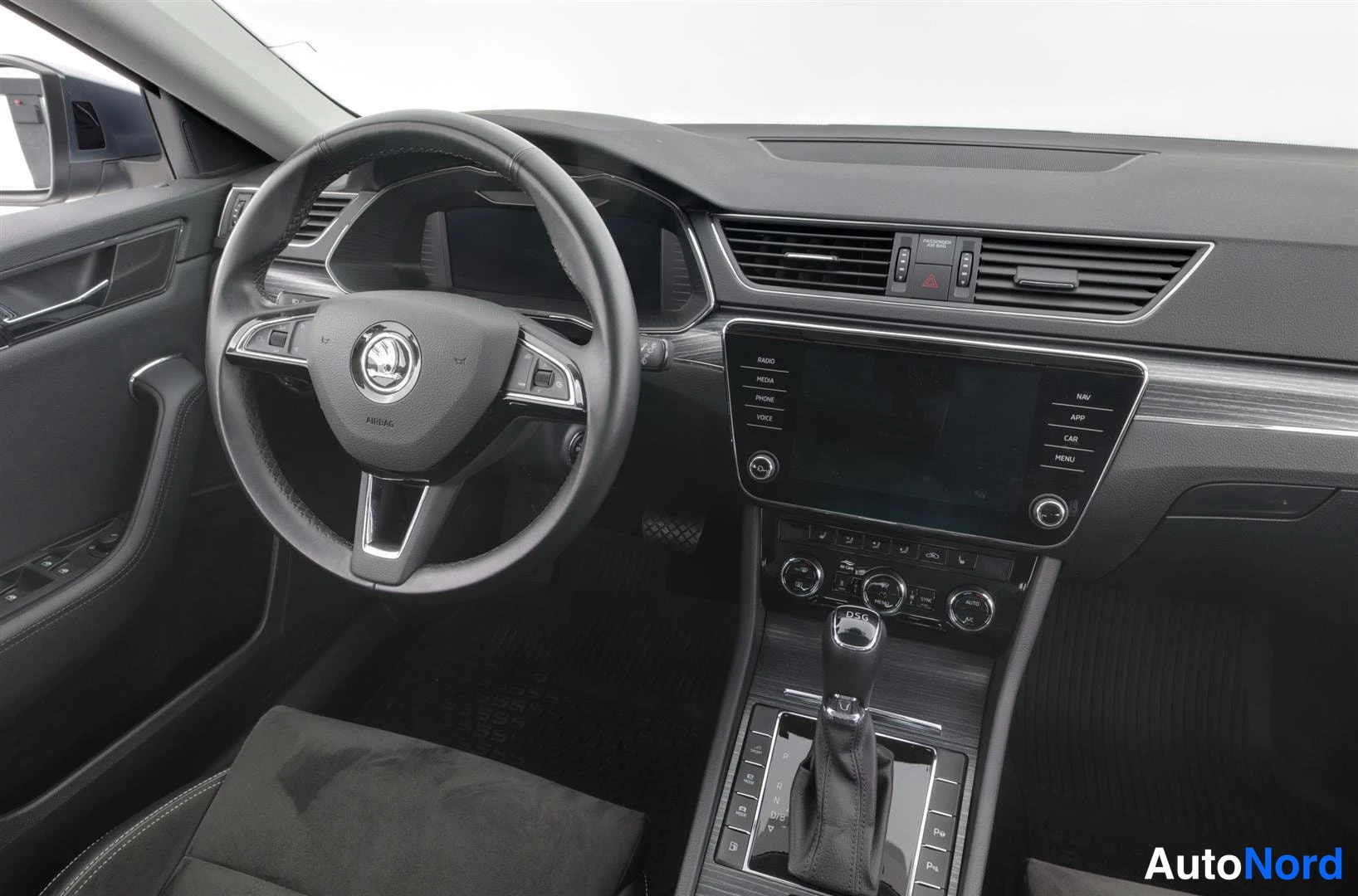 Muu: Sisätilakuva: Skoda-ohjauspyörä, radio/navigointipainikkeet varustettu näyttö ja DSG-vaihteenvalitsin.