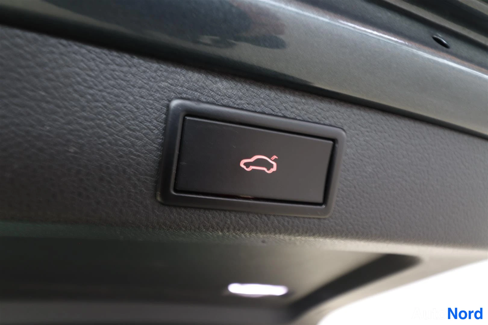 Muu: Takaluukun sähkötoiminnon painike (auto-kuvake) näkyvissä.