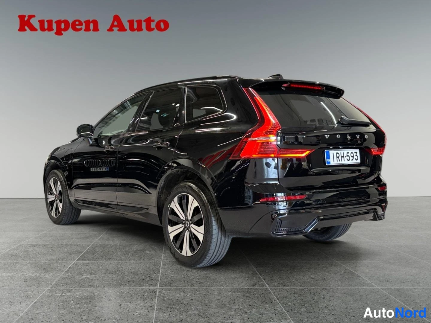 Takaviisto: Mustan Volvo XC60 -maasturin takakulmakuva, rekisterikilpi, VOLVO-teksti takaoviessa.