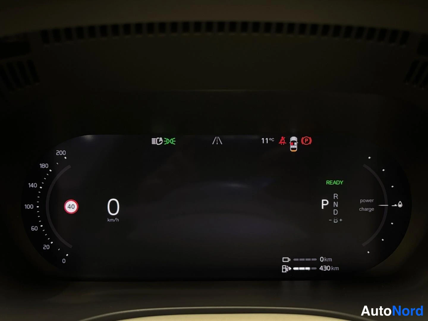 Muu: Digitaalinen mittaristo pimeässä: nopeus 0 km/h, vaihde P, READY-merkki, power charge -näkymä, ulkolämpötila 11°C, toimintamatkat 0 km ja 430 km.