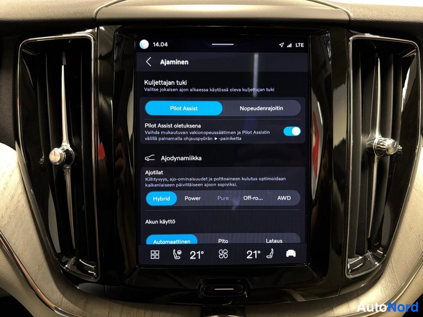 Muu: Keskinäytön Ajaminen-valikko näyttää kuljettajan tuen valinnan Pilot Assistin ja nopeudenrajoittimen välillä sekä ajotilat Hybrid, Power, Pure, Off-ro... ja AWD