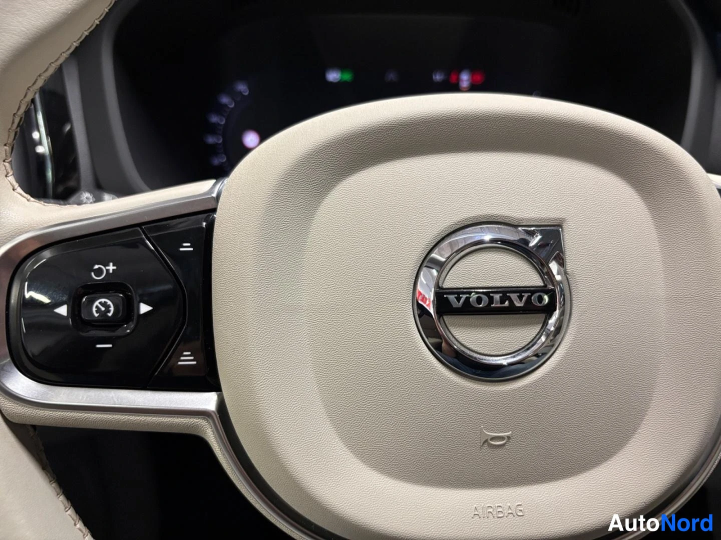 Yksityiskohta: Volvo-ohjauspyörä ja AIRBAG-merkintä, taustalla mittaristo