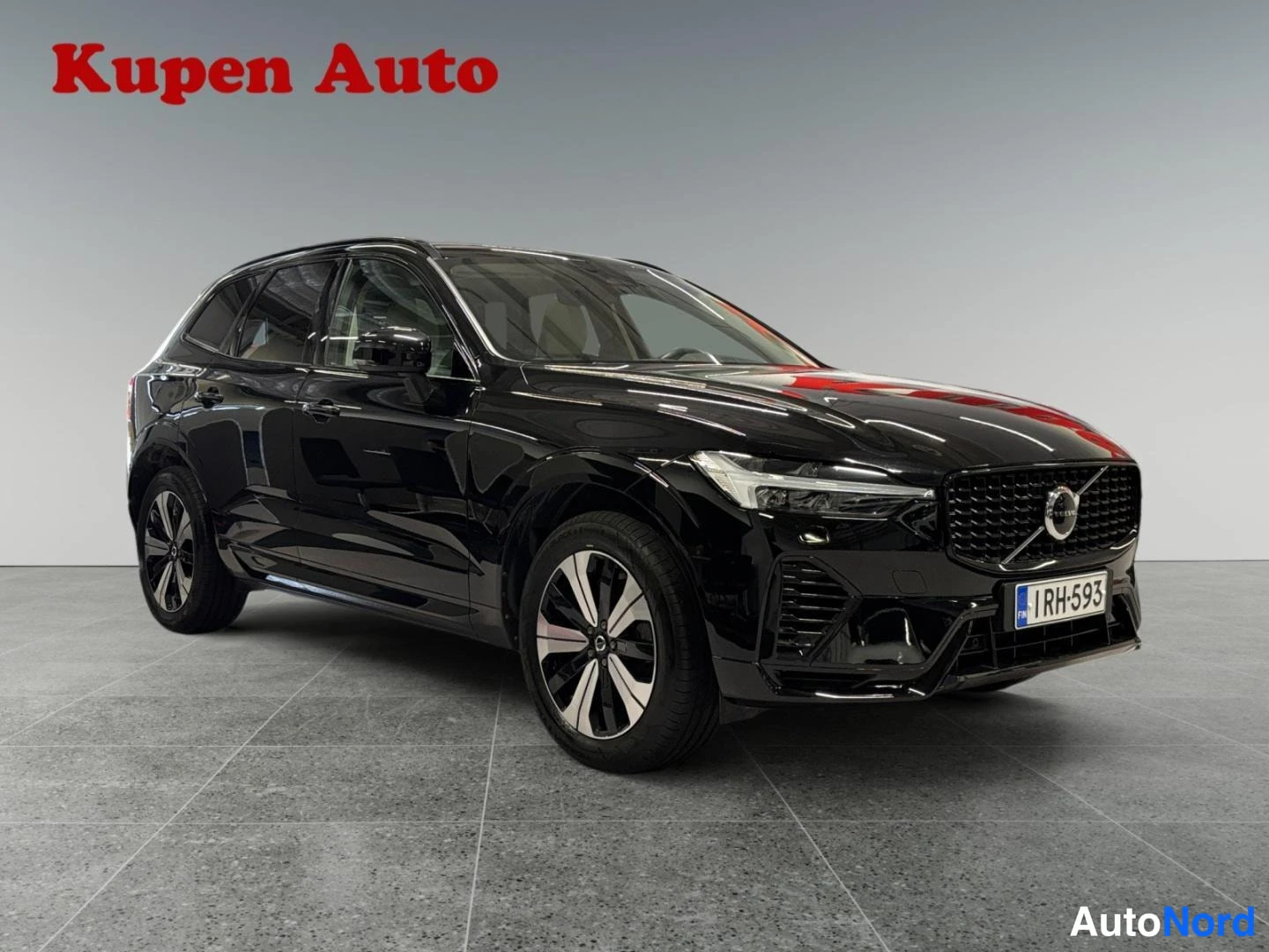 Etuviisto, nokka oikealle: Mustan Volvo XC60 -maasturin etukulmakuva oikealta, rekisterikilpi.