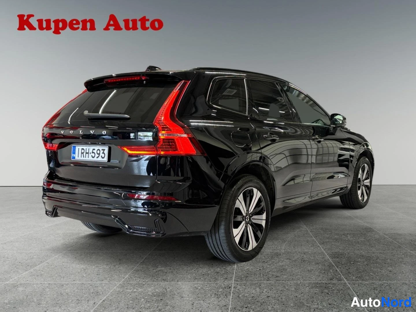 Takaviisto: Mustan Volvo XC60 -maasturin takakulmakuva vasemmalta, rekisterikilpi.