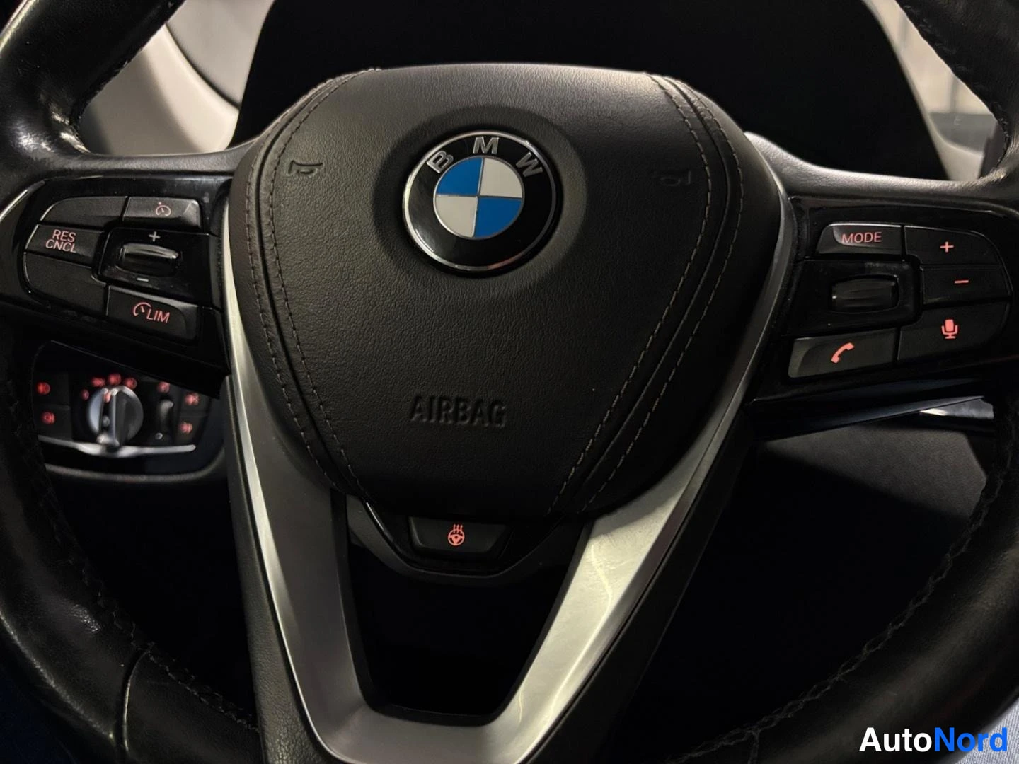 Muu: BMW-ohjauspyörän nuppi, jossa AIRBAG-teksti ja mallimerkki, sekä liikenteenlukija- ja puhelinpainikkeet.